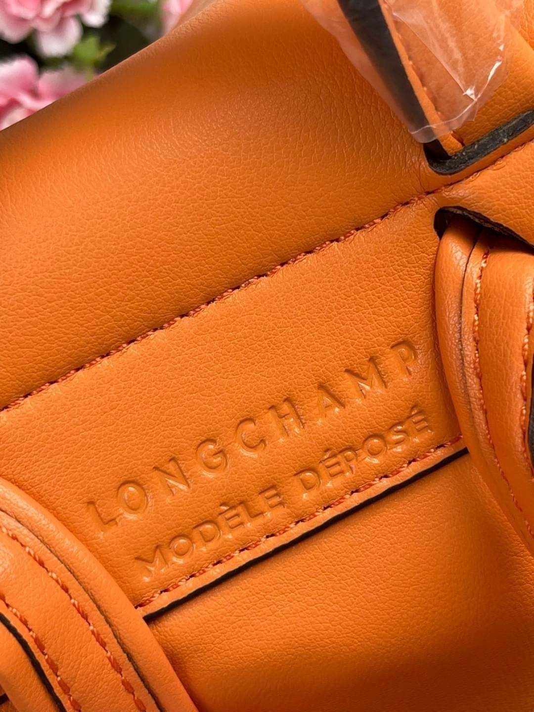Longchamp Le Pliage Cuir Xs Leather Backpack แบรนด์ติดเทรนด์ตลอดไม่เคยเปลี่ยนกับ ทรง Le Pliage Cuir หนึ่งในตระกูลกระเป๋าสุดไอคอนิกจากแบรนด์ เมื่อรุ่น Le Pliage Cuir ในรูปแบบของหนังแกะ Metis ได้ถือกำเนิดขึ้นในปี 2012 เป้ที่มีการจัดการปรับดีไซน์ให้มีขนาดกำล