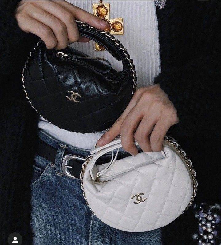 Chanel Pouch Hot item 2023 กระเป๋าสะพายกึ่งพอช ใบเล็กน่ารักน่าใช้ ถือไปไหนก็อัพลุคปัง วัสดุหนังแกะ สัมผัสนิ่มมือ หูจับในตัว ปรับได้อีกเล็กน้อย มาพร้อมสายสะพายโซ่