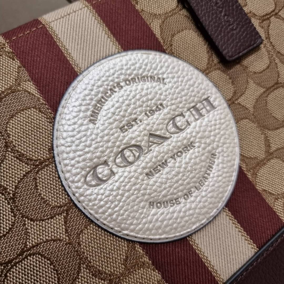 ใบใหญ่ COACH C8407 DEMPSEY CARRYALL IN SIGNATURE JACQUARD WITH STRIPE AND COACH PATCH ใบใหญ่ จุใจ คอลเลคชั่นใหม่ สีที่สาวๆรอคอย สวยคม ละมุนและมีความหรูในตัว กับกระเป๋าทรงโท้ท ไซส์ใหญ่ที่สามารถจุของได้แบบไม่ต้องกังวล ฟังก์ชั่นการใช้งานสะดวกที่สุด มีทั้งสาย