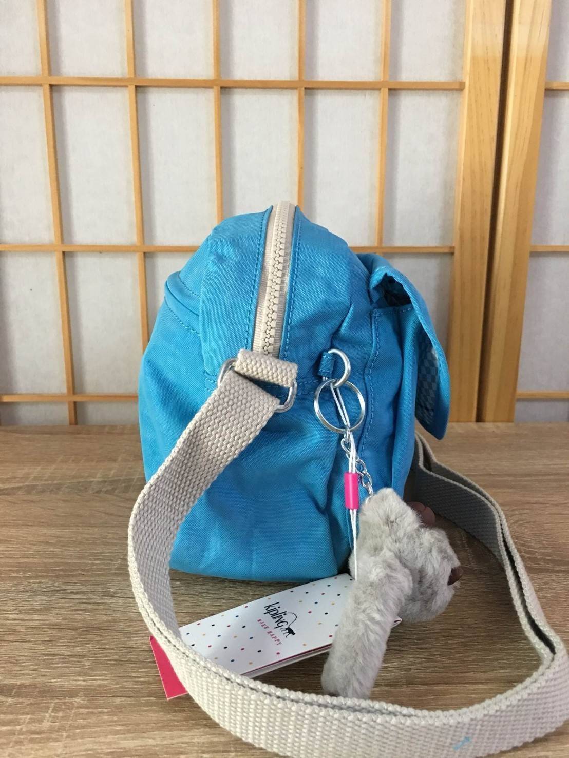 Kipling nylon shoulder bag K15313 กระเป๋าสะพายข้าง วัสดุ nylon บุด้วยนวมที่ฐานกระเป๋า เพิ่มความนุ่มค่ะ ขนาดกำลังน่ารักสะพายคล่องตัว ด้านหน้ามี ช่องใส่ของ 1 ช่อง ช่องหลักเปิดปิดด้วยซิป ภายในโล่งจุได้เยอะ ใส่กระเป๋าสตางค์ใบยาวได้ มีช่องซิปเล็กและสายห้อยกุญแ