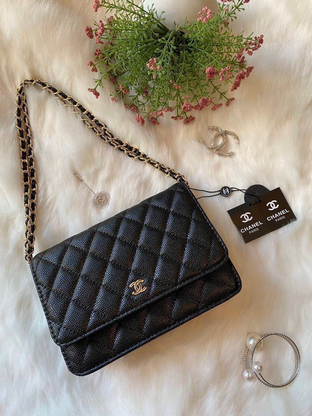 Chanel รุ่น Limited edition วัสดุหนังลายคาเวียร์ เนื้อนุ่ม อยู่ทรงคุณภาพดีตามแบบฉบับของแบรนด์ ขนาดกำลังดี น้ำหนักเบา ด้านหน้ามีโลโก้แบรนด์อะไหล่หรู มีช่องใส่บัตร ใส่ของจุกจิก เปิดปิดด้วยฝาปิดกระดุม ซับในหนัง ตัวจริงสวยมากๆถูกใจรีบจองนะคะ Premium Gift แท้ 