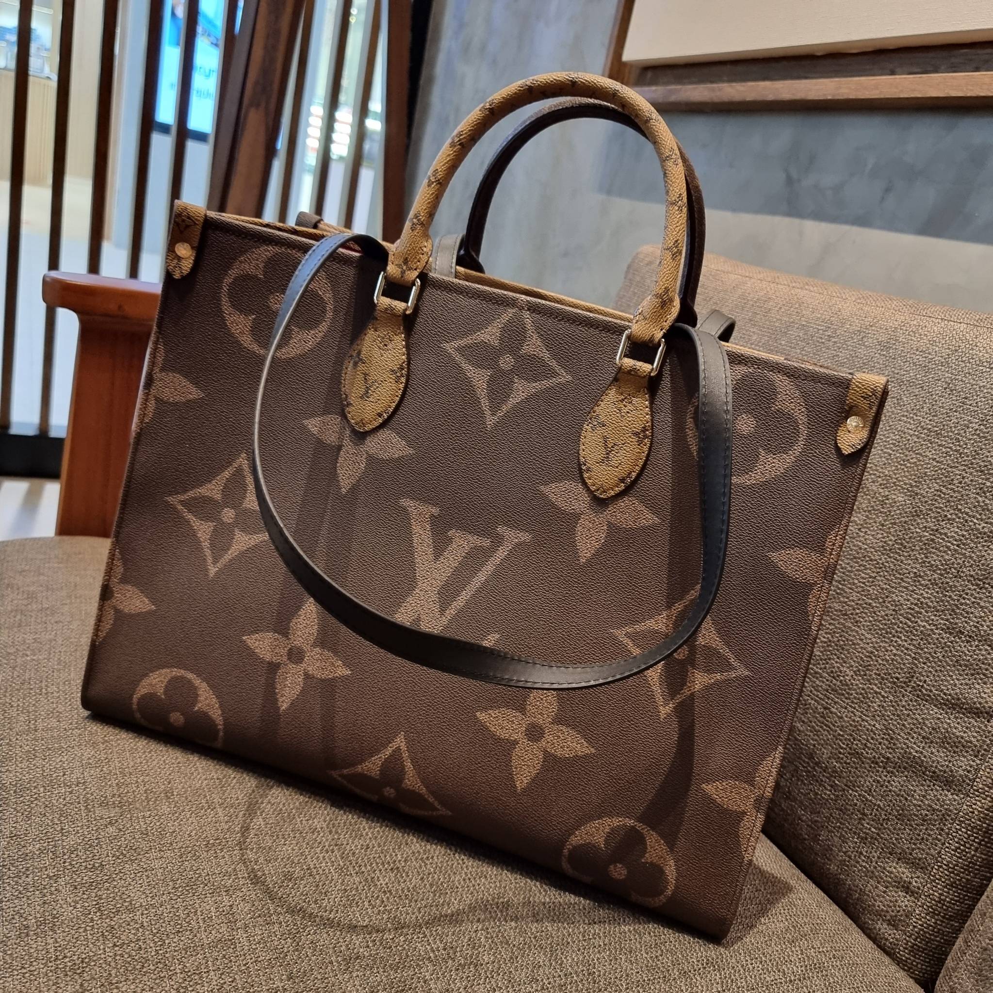 LV crossbody tote bag 10" 16" สเปเชี่ยล gift box set ในราคาที่แสนดี น่าคบหา!! สุดคุ้มและสวยที่สุดยันกล่อง!! ได้ไปยังไงต้องร้องว้าว!! กระเป๋าทรงโท้ทที่สาวๆตามหา ดีไซน์คลาสสิค ผู้ดี หรูหรา โทนสีใช้งานง่าย ได้ทุกลุค ทุกสไตล์ วัสดุหนังแคนวาสคุณภาพ ม