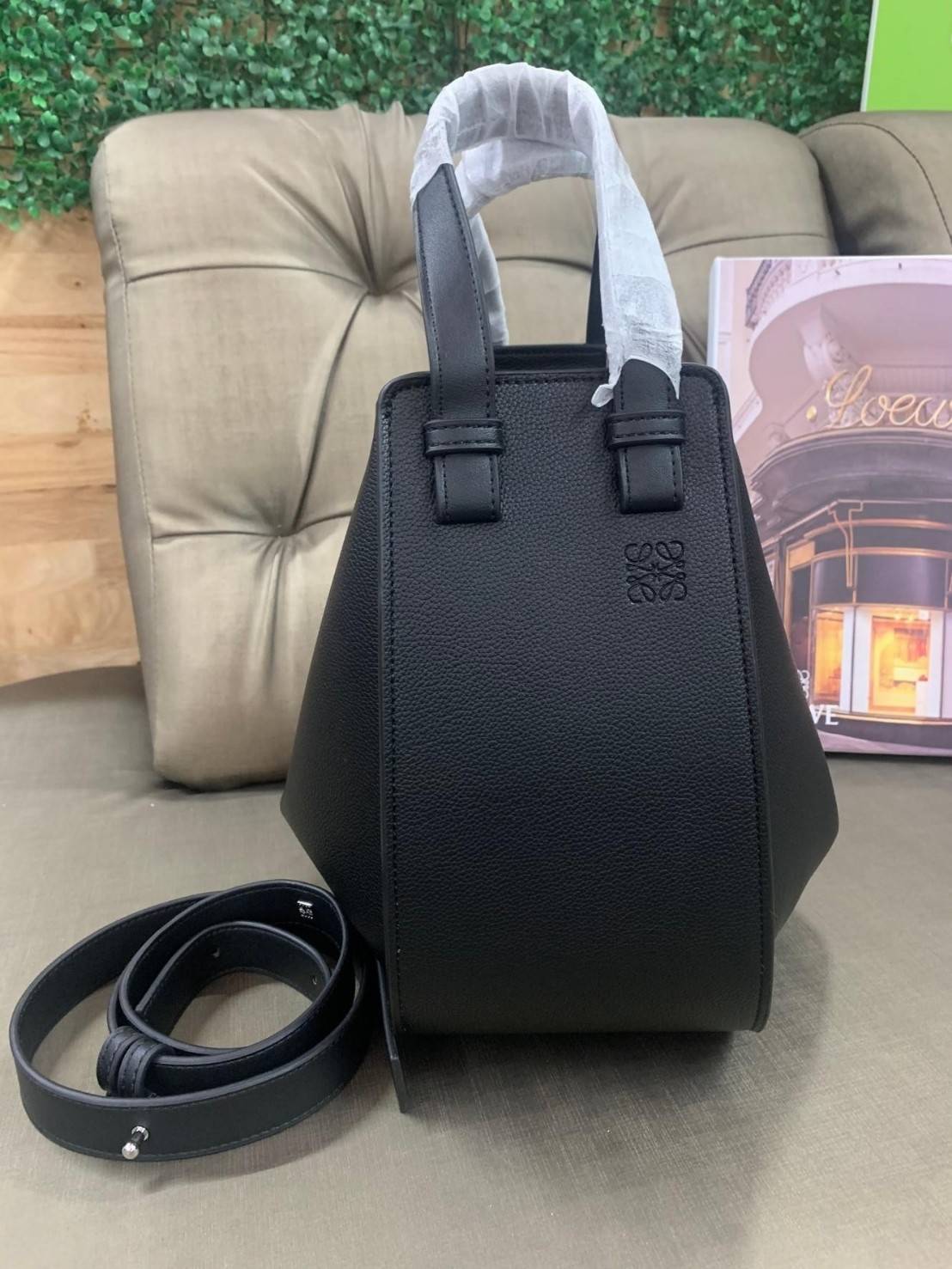 Loewe Hammock Bag / Loewe Small Hammock Leather Bag / กระเป๋าสไตล์แคชชวล มีจุดเด่นตรงการออกแบบทรงกระเป๋าให้ดูคล้ายกับเปลนอน ให้ความรู้สึกสบายๆ