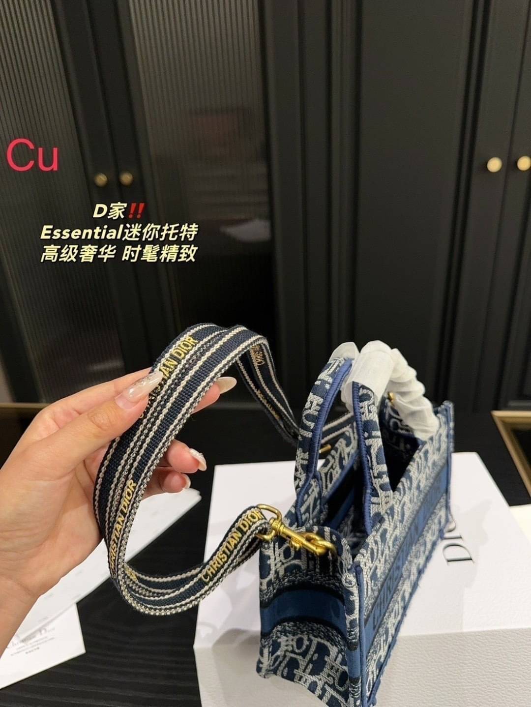 DIOR Book Tote Oblique denim jacquard กระเป๋าทรงโท้ทรุ่นใหม่ งานเดนิม โทนสีเป็นเอกลักษณ์ได้อย่างลงตัว คมชัดสวยงามและหรูหราในตัว ใช้งานง่าย ด้านในกระเป๋ากว้างมาก จุของได้สบายๆ