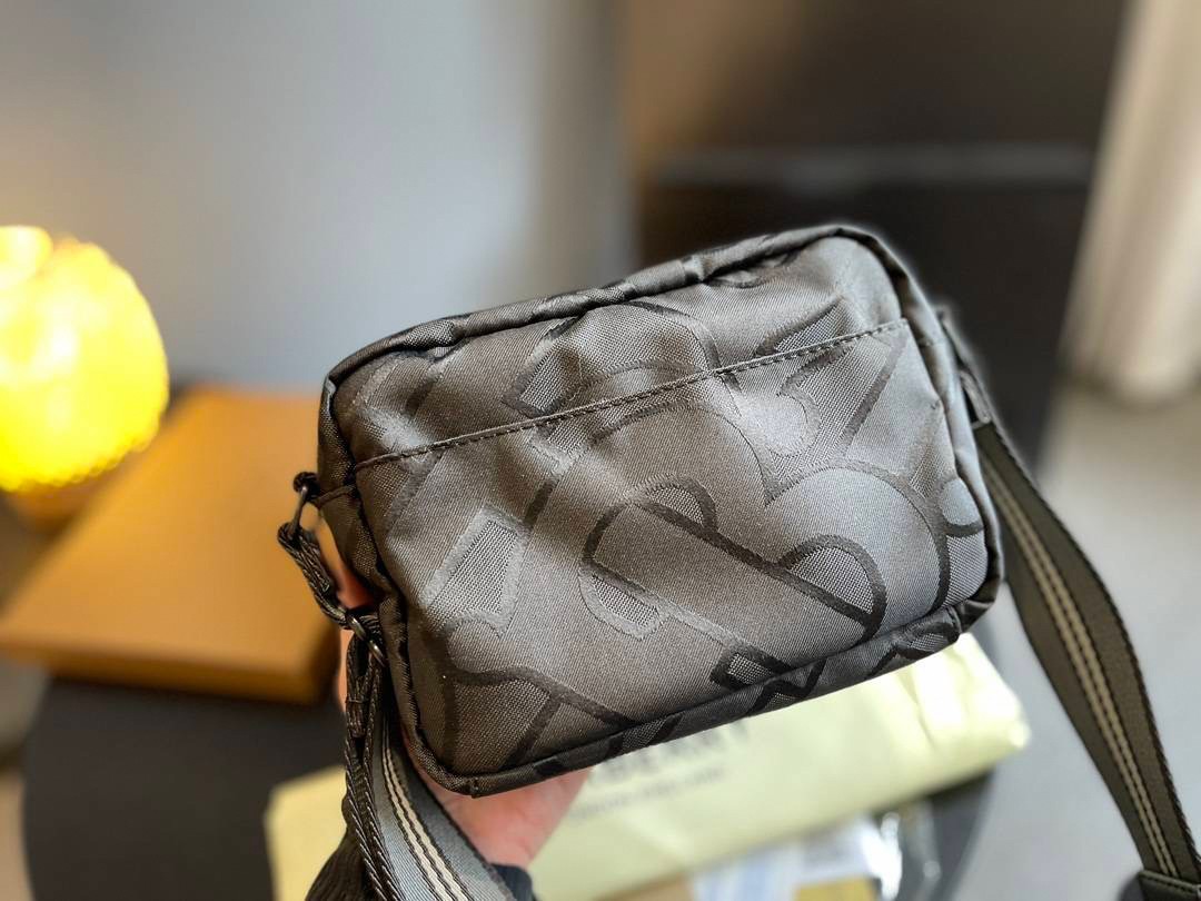 BURBERRY FRAGRANCES BELT BAG / Burberry Messenger nylon bag กระเป๋าสะพายข้างแบบ UNISEX ใช้ได้ทุกเพศ วัสดุไนลอน กันน้ำได้อย่างดี ลายสุดหรูตามแบบฉบับของแบรนด์