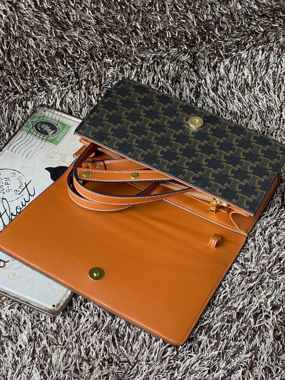 CELINE TRAPEZE TRIOMPHE BAG ดีไซน์เรียบหรู Timeless โดดเด่นมีเอกลักษณ์ ใช้ได้หลายโอกาส แมทช์กับการแต่งตัวง่าย จึงครองใจสาว ๆ ได้ไม่ยาก โดยเป็นกระเป๋าสะพายไหล่ที่อัดแน่นด้วยกลิ่นอายความคลาสสิกและหรูหราตามแบบฉบับของ Celine ด้านหน้าตกแต่งด้วยโลโก้สีทองโดดเด่