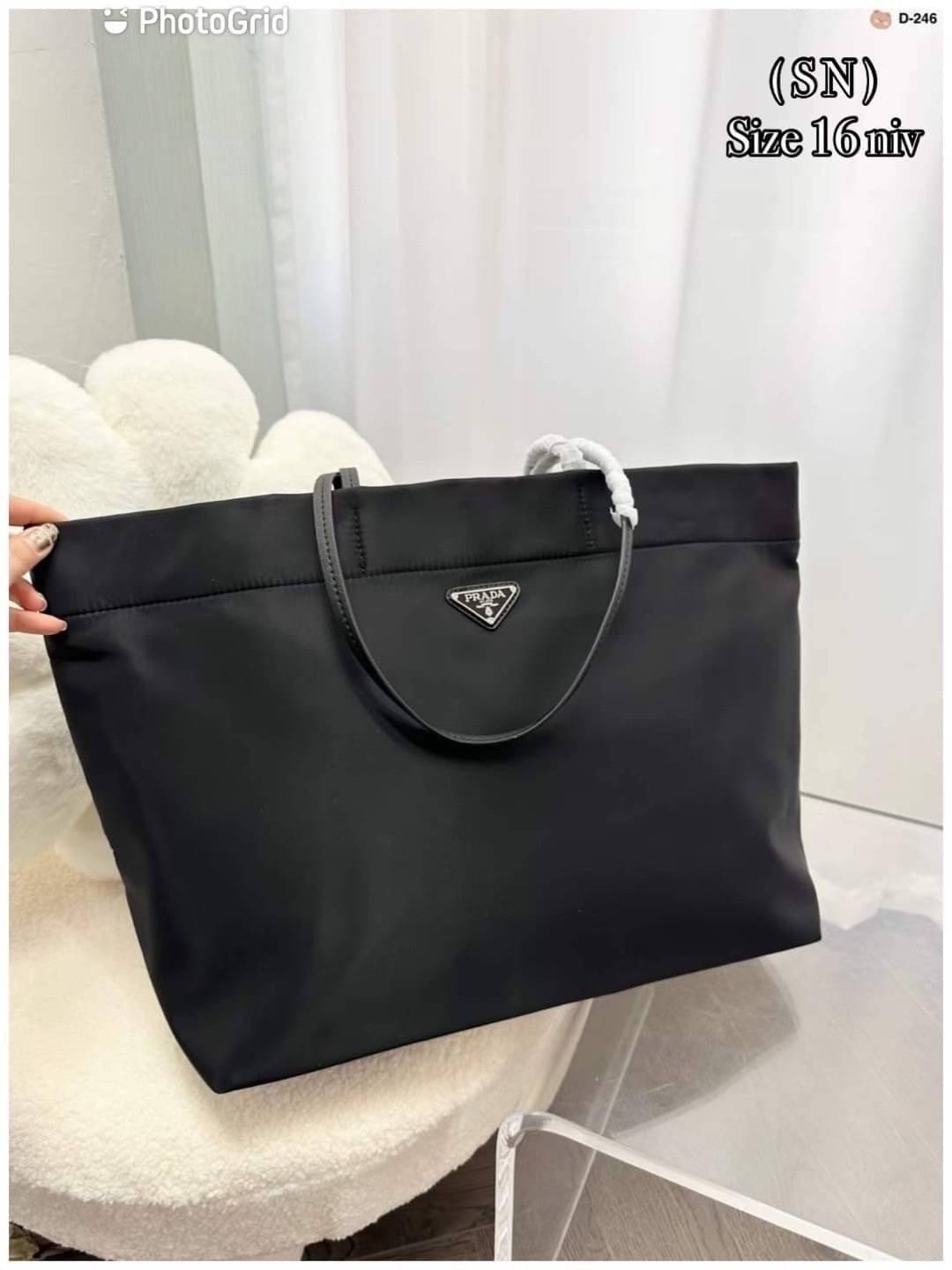 PRADA Tote Nylon Bag / PRADA Shopping Nylon Bag กระเป๋าถือ/สะพายไหล่ ทรงโท้ทใบใหญ่ ภายในโล่งกว้างมาก มาพร้อมหูจับในตัว ใบนี้จุของได้เยอะมากๆ