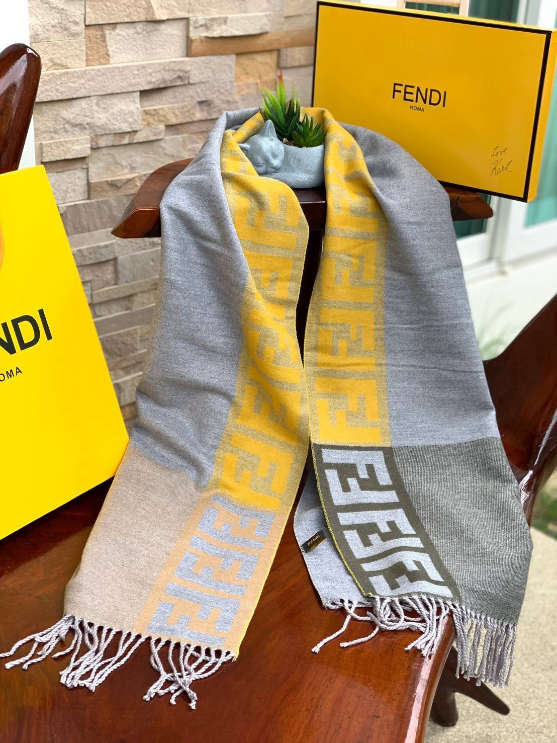 Fendi Scarves For Women’s Accessories Scarf แบรนด์แฟชั่นชั้นนำจากอิตาลี ส่งมอบความรู้สึกดีๆให้กับคนที่คุณรัก ในรูปแบบผ้าพันคอและผ้าคลุมไหล่ผืนใหญ่เพิ่มความอบอุ่น ถักทอด้วยผ้าcashmere เนื้อผ้านิ่ม สัมผัสนุ่มมือ ทอลายในตัว สีและลายคมชัด เหมาะสำหรับเป็นของฝา