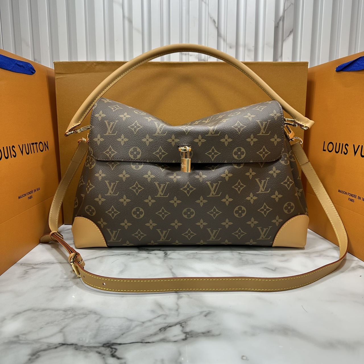 ORI หนังแท้ | LV Hide Away MM Hobo Bag กระเป๋าสะพายทรงสวยหรูสำหรับใส่ทำงานหรือใส่เที่ยวพักผ่อน ผสานดีไซน์เรียบหรูเข้ากับเอกลักษณ์เฉพาะตัวของ Louis Vuitton ผลิตจากผ้าแคนวาสเคลือบลายโมโนแกรม