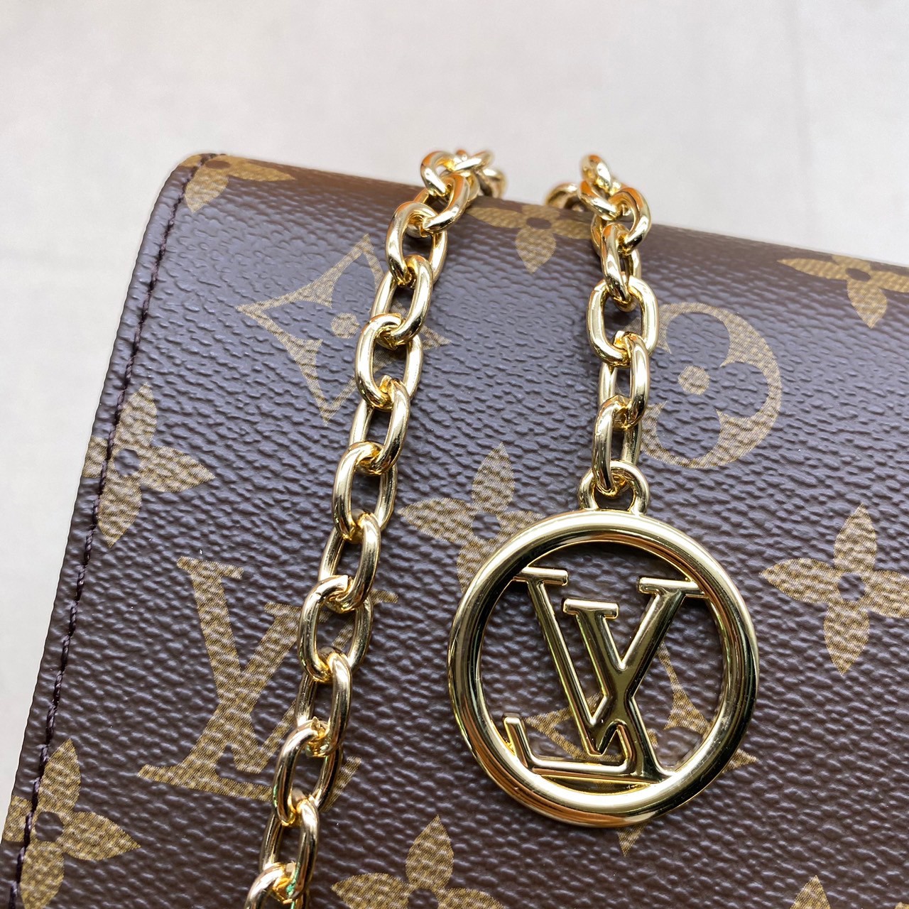 LV Wallet On Chain Lily Monogram Canvas / LV BAG พร้อมส่ง กระเป๋าสะพายทรงพอช คลาสสิค ดีไซน์เรียบหรู **รอบนี้จัดราคาพิเศษสุดคุ้ม งานสวยเกินราคาค่ะ