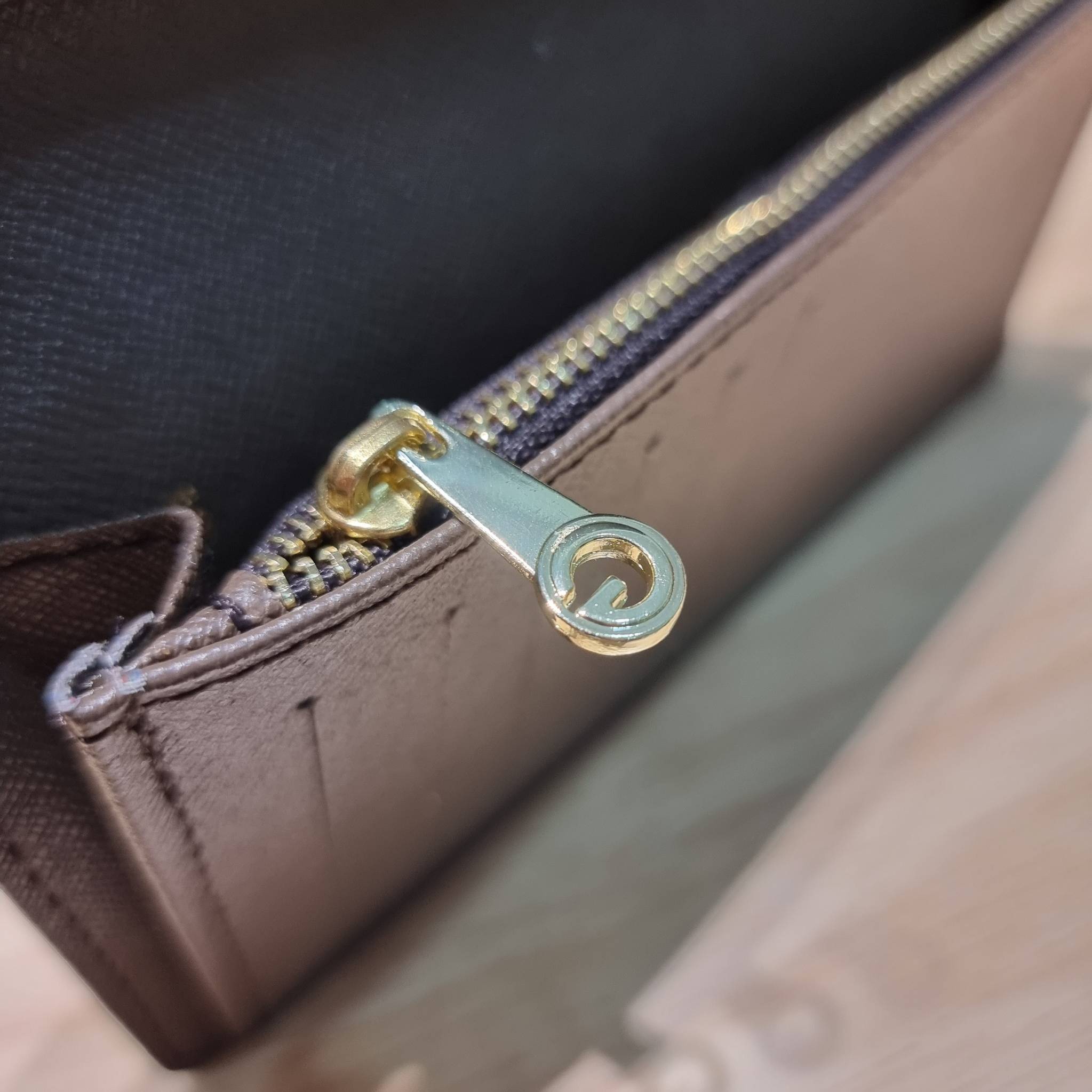 Goyard Bi Fold Long Wallet / GOYARD FLAP WALLET / Goyard Long Wallet กระเป๋าสตางค์ใบยาว รุ่น unisex ที่ใช้ได้ทั้งหนุ่มๆและสาวๆ ไอเท็มนี้ตอบโจทย์สำหรับคนที่ชอบเก็บบัตรเยอะๆ