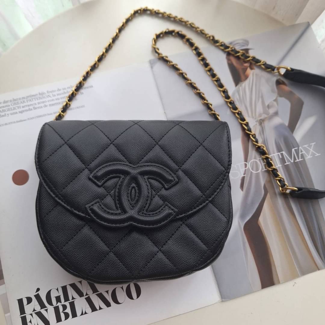 CHANEL VIP CROSSBODY CHAIN BAG กระเป๋าทรงครอสบอดี้ ที่กำลังมาแรงมาในตอนนี้ หนังพียูพรีเมี่ยมลายคาเวียร์ อะไหล่ทองวินเทจทั้งใบ ด้านหน้าประดับโลโก้หนูสุดหรู