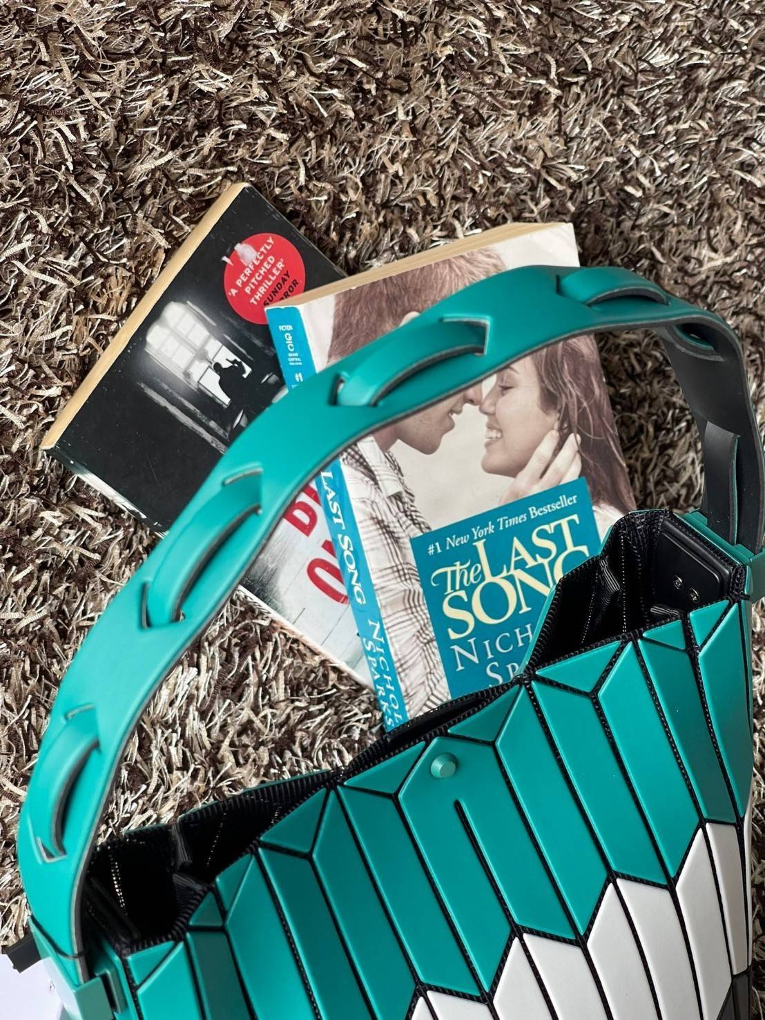 Small : BAO BAO ISSEY MIYAKE SMALL BUCKET เป็นกระเป๋าบัคเก็ตขนาดเล็กสามารถใช้ใส่กระเป๋าสตางค์และโทรศัพท์มือถือได้ ซีรีย์ใหม่นี้มีจุดเด่นที่แผ่นรูปทรงสี่เหลี่ยมด้านขนานในแนวตั้ง เกิดเป็นรูปทรงสามมิติซึ่งแตกต่างไปจากรูปทรงที่เกิดขึ้นจากแผ่นสามเหลี่ยม หูหิ้ว