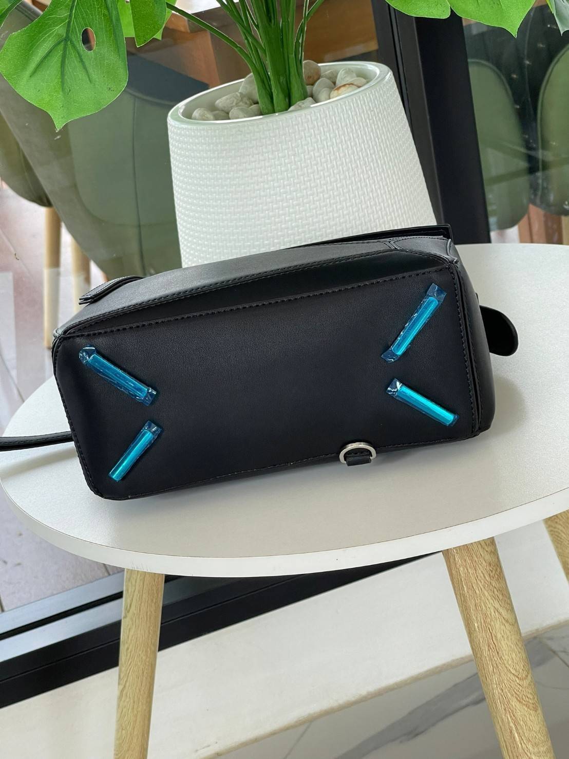 Loewe Puzzle Bag In Classic กระเป๋าทรง Puzzle นี้ออกแบบโดย Jonathan Anderson โดยได้รับแรงบันดาลใจในการออกแบบมาจากรูปทรงของลูกรักบี้ ดังนั้น จึงจะเห็นได้ว่าการตัดเย็บและรูปทรงของกระเป๋านั้นคล้ายคลึงกับลูกรักบี้ รูปทรงดูมินิมอลไม่ทิ้งคอนเซ็ปต์ของแบรนด์ สามา