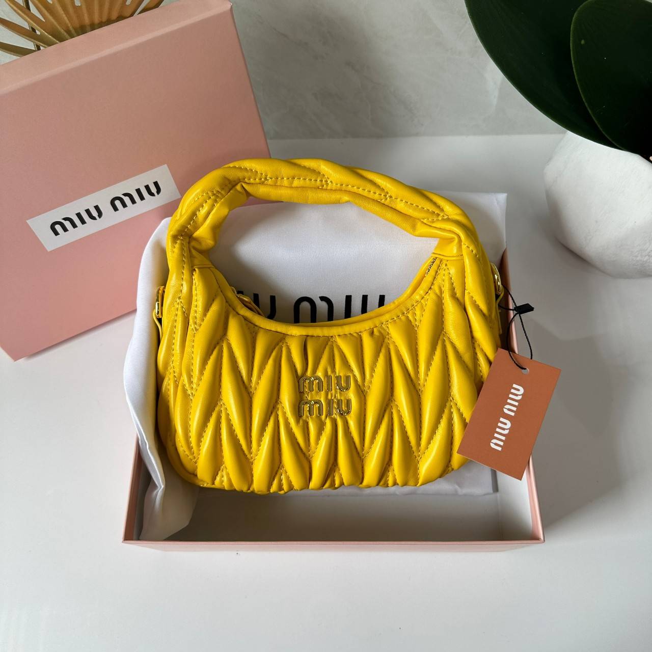 MIU MIU WANDER MATELASSÉ MINI HOBO BAG กระเป๋าถือ/กระเป๋าสะพายข้าง แบรนด์ดังจากอิตาลี ด้วยเอกลักษณ์ความโดดเด่น