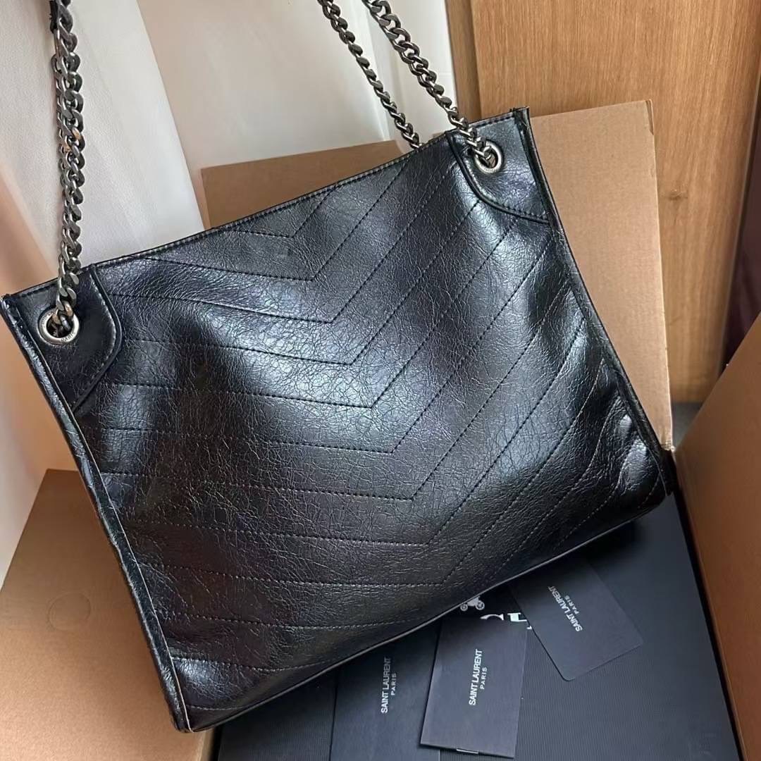 YSL Shopper Niki Tote Bag กระเป๋าสะพายทรงโท้ทใบใหญ่กำลังสวย หรูหราขั้นสุด เสิร์ฟมาให้สวยทันใช้ปีใหม่แน่นอน ใบจริงดูแพงเกินคุ้ม -- [รับตัวแทนกระเป๋า]