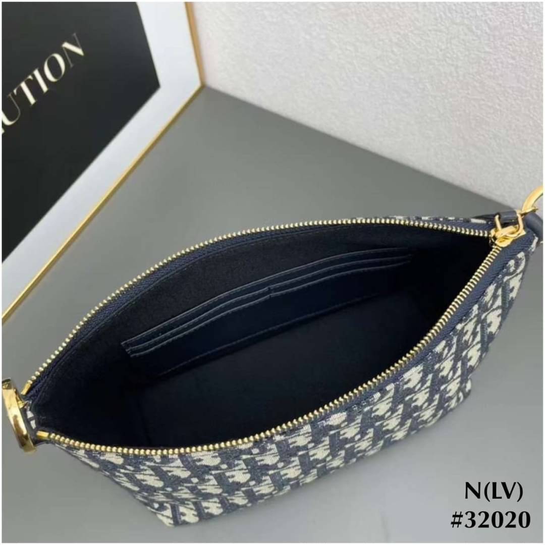 Diorstar hobo bag with chain strap กระเป๋าทรงโฮโบรุ่นใหม่ดีไซส์ทันสมัย พร้อมสายสะพายโซ่สลับหนัง ประดับเหรียญปั้มแบรนด์ รูปทรงใช้งานง่าย ได้ทั้งงานกลางวันและกลางคืน สวยหรู ดูดี มีระดับ