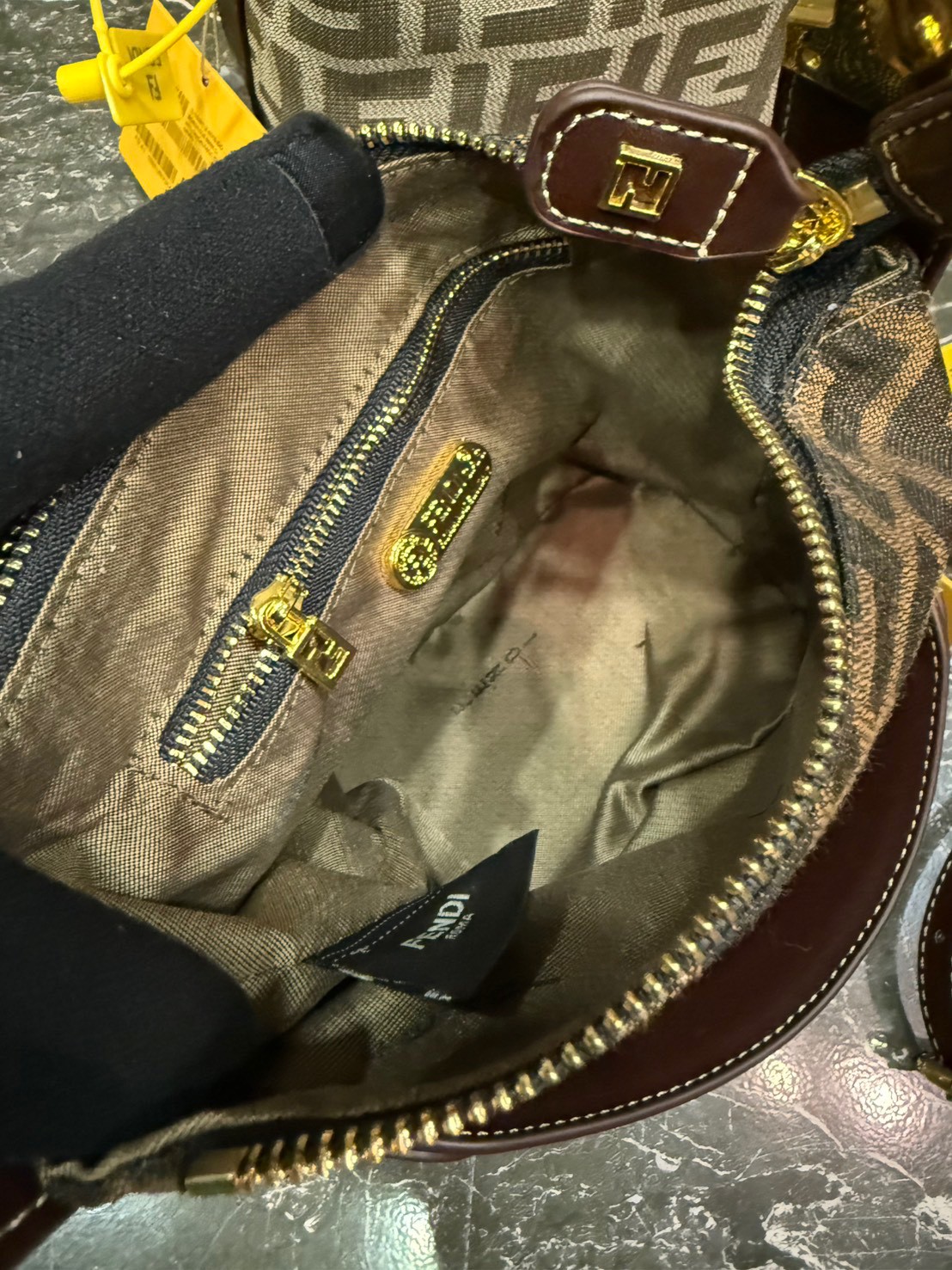 FENDI Mini Tobacco Monogram FF Logo Zucca Bag กระเป๋าสะพายไซส์มินิน่ารัก แมทชุดง่าย รุ่นสุดปัง แรงเกินต้านสุดๆ รูปทรงเป็นเอกลักษณ์ ดีเทลน่ารักด้วยตัวล็อคเปิดปิดคาดบนตัวกระเป๋า ทำให้ใบนี้ดูไม่น่าเบื่อเลย