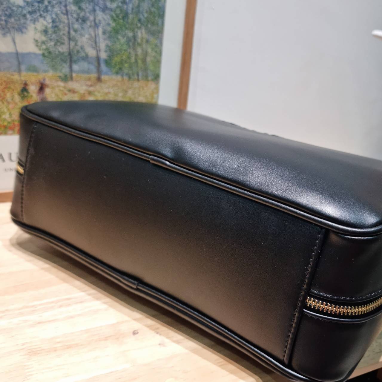 MIU MIU LEATHER BEAU BAG กระเป๋าถือรุ่นสุดจึ้ง ที่ไม่มีตอนนี้คือพลาด ดีไซน์เรียบแต่มากมีอยู่จริง สวยดูแพง หูจับในตัวง่ายและสะดวกพกพา เพียงแค่คล้องไหล่ ขนาดใหญ่จุของได้แบบสบายๆ