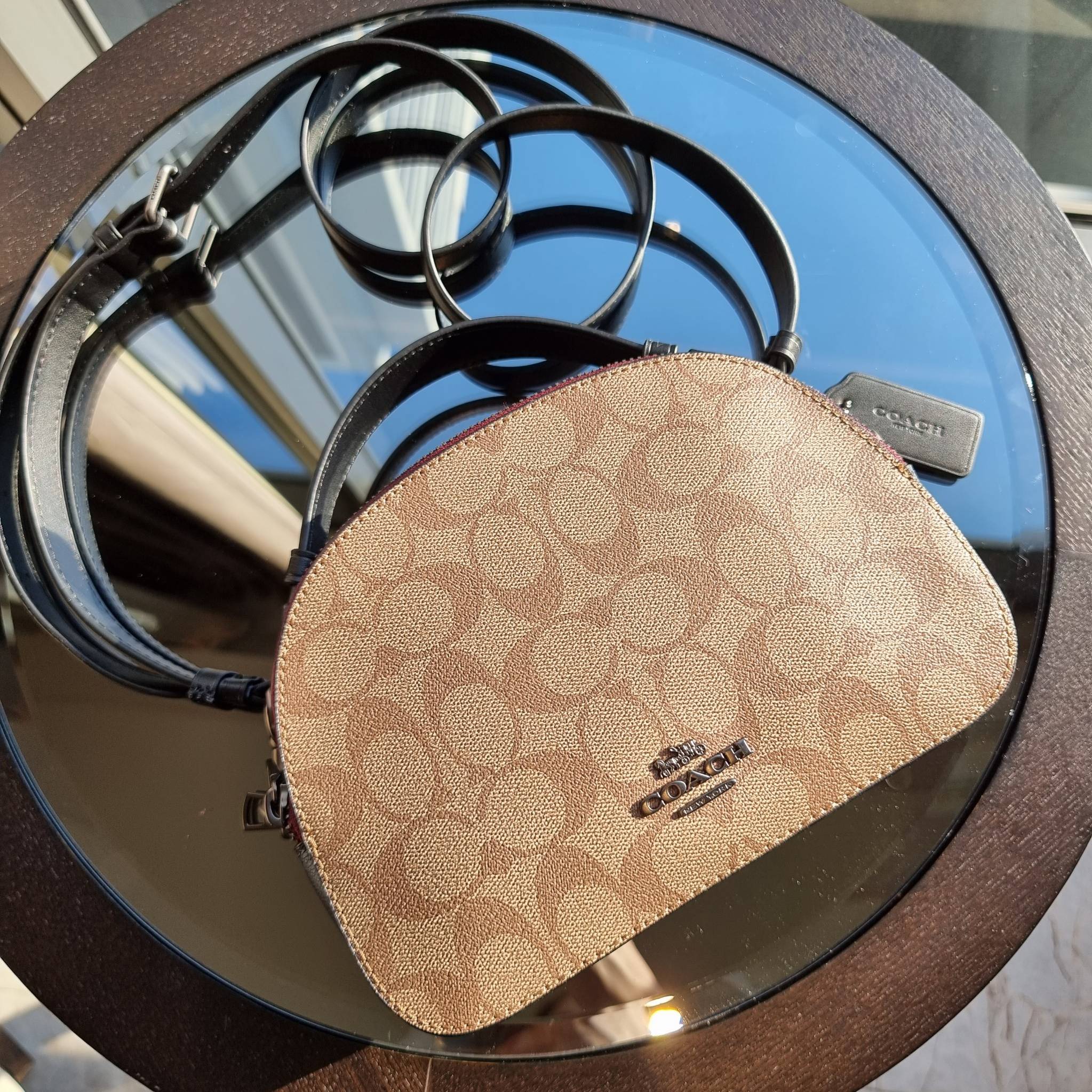 OUTLET 】COACH 1591 SERENA SATCHEL IN SIGNATURE CANVAS กระเป๋าสะพายคอลเลคชั่นยอดฮิต ดีไซน์ลุคผู้ดี ต้องยกให้น้องใบนี้เลย!! จัดสีขายดี สีลุคคุณหนูมาให้ สวยตาแตก!! วัสดุหนังแคนวาส เปิด-ปิดด้วยซิป 2 ช่องหลัก ภายในเป็นช่องโล่ง เก็บของได้แบบสบายๆ ใส่มือถือได้ทุ