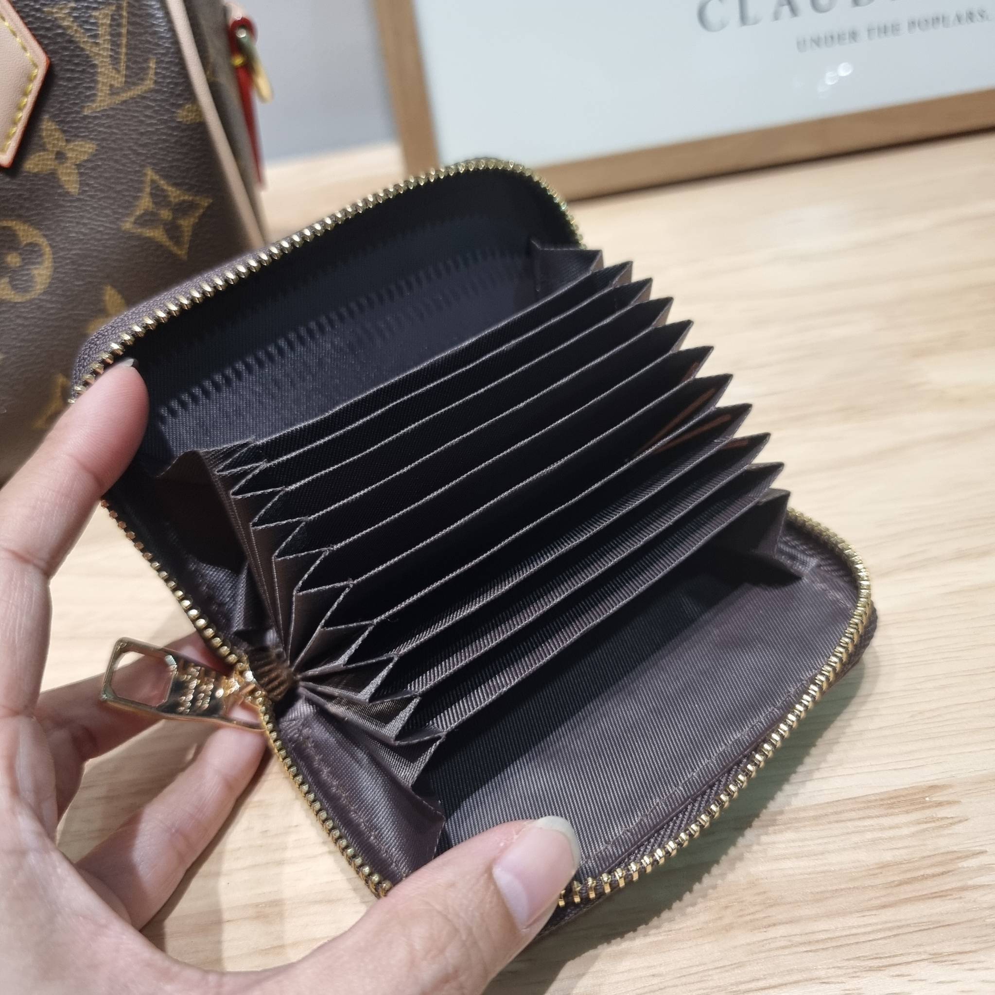 Set 3 ใบ LV Speedy Bandoulière 20 New in!! กับ box set ชวนสะสม ที่จับเอารุ่นยอดฮิต มามิกซ์รวมกับไอเท็มสุดคุ้มของมันต้องมี!! จัดเรียงให้อยู่ในกล่องสุดหรู ไม่ว่าจะตัวกระเป๋า กระเป๋าสตางค์ กระเป๋าจิ๋ว ใบไหนๆก็นำมาใช้งานได้จริง คุ้มค่ามากๆ แถมฟรี! ริบบิ้นลายล