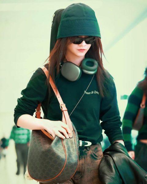 CELINE MEDIUM HELOÏSE BAG CUIR TRIOMPHE IN TRIOMPHE CANVAS AND CALFSKIN กระเป๋าสะพายทรง HOBO รุ่นฮอตตลอดไม่มีเอ้าท์ ใบใหญ่จะสัมภาระได้เยอะ