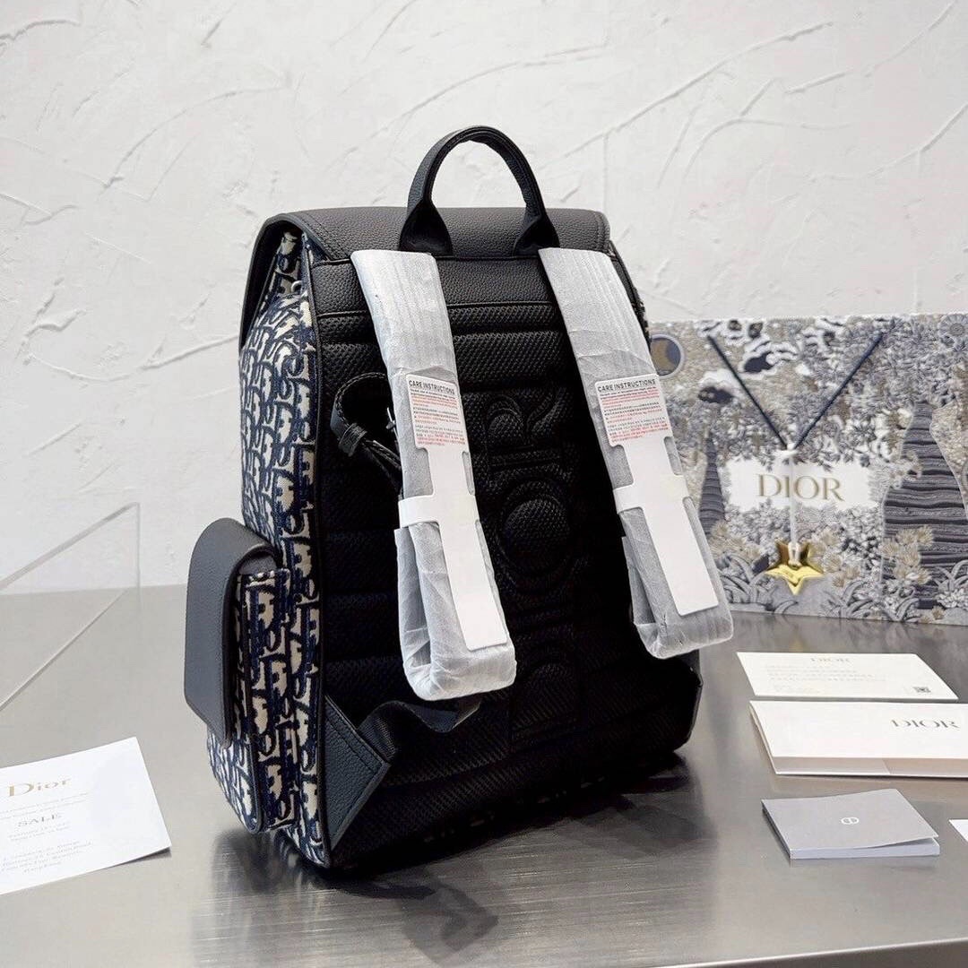 Dior Saddle Backpack with Flap Bag กระเป๋าสะพายหลัง กระเป๋าเป้ดีไซน์เอกลักษณ์ ทรงสวยไม่ซ้ำใคร สวยหรูดูแพง ดีไซน์ย้อนยุค ภายในจุของได้เยอะ