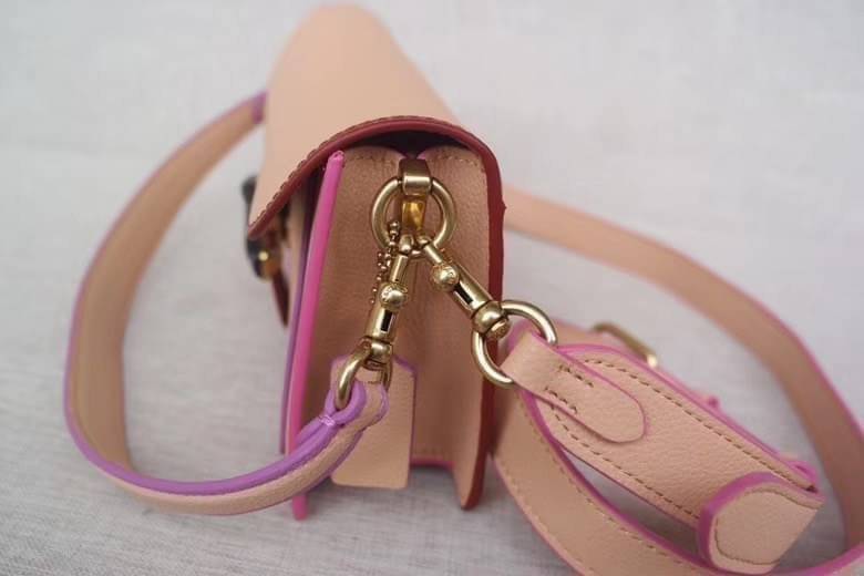 OUTTLET 】Coach Tabby Shoulder Bag 26 กระเป๋าหิ้วได้//คล้องไหล่ได้//สะพายข้างได้ ใบเดียวสุดคุ้มค่ะ! เปิดปิดกระเป๋าแบบกระดุมแม่เหล็ก มีอะไหล่Cตัวใหญด้านหน้าบ่งบอกถึงความหรูทีเดียวค่ะ ใส่กระเป๋าเงินใบยาวได้ มีช่องซิปกลาง;ช่องเล็กใส่ของจุกจิก;ช่องด้านหน้าหนึ่