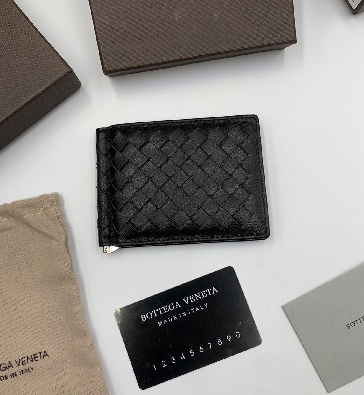 หนังแท้ BOTTEGA VENETA MONEY CLIP WALLET / BV Wallet / BV Men's Wallet พร้อมส่งที่ไทย กระเป๋าสตางค์ใบสั้น รุ่นคลาสสิกพร้อมคลิบโลหะ ที่หยิบมาใช้งานได้บ่อยที่สุด งานหนังลูกวัวแท้ทั้งใบ ใช้ทนทานได้นาน ใช้ทนทา