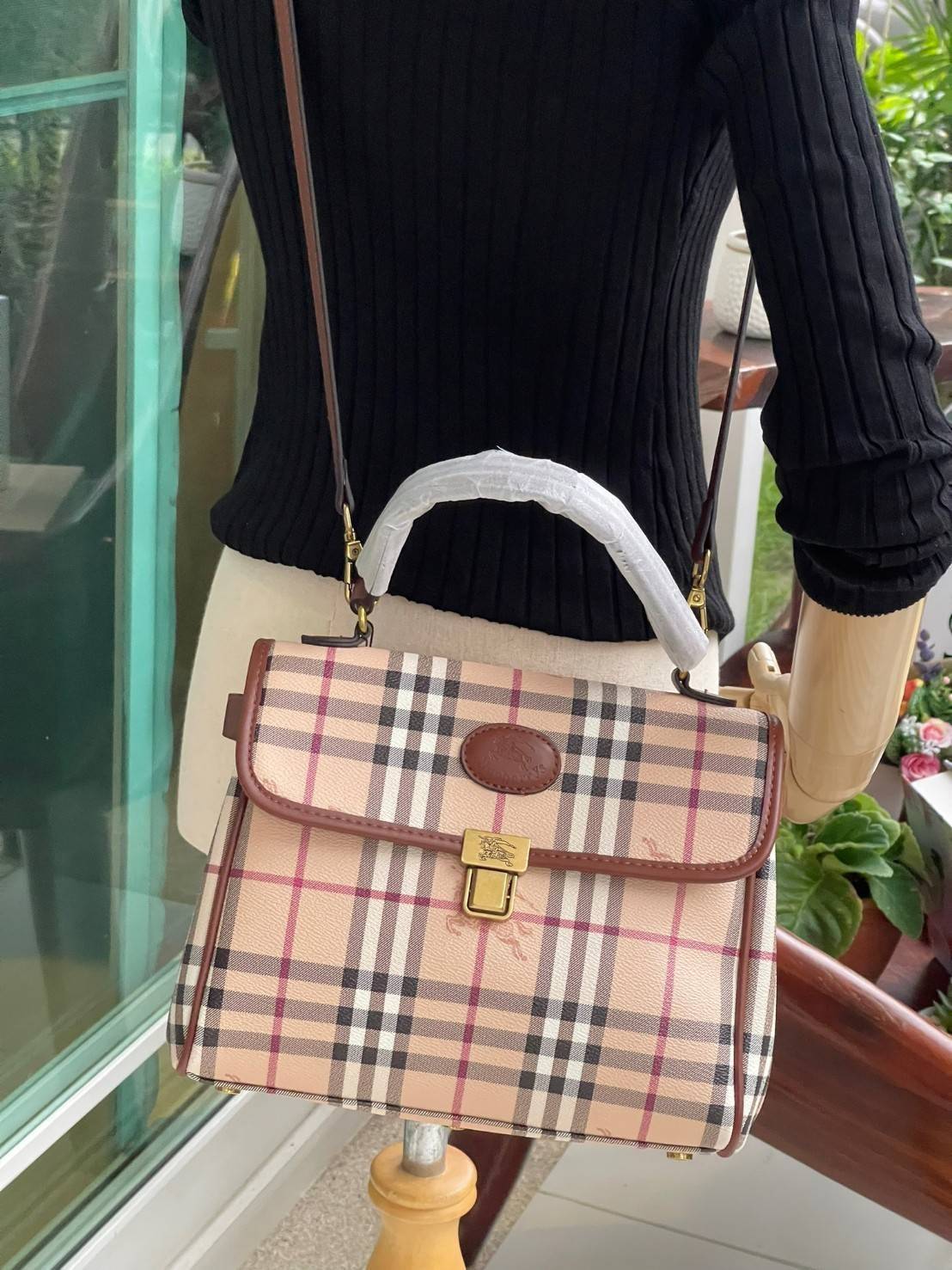 Burberry london kelly bag vintage with strap Gift Bag เป็นขนาดที่พอเหมาะกับการใช้ในชีวิตประจำวัน รูปทรงคลาสสิกที่ไม่ทิ้งในเรื่องของคุณสมบัติการใช้งานลวดลาย Vintage Check ที่ถือว่าเป็นสัญลักษณ์อันเก่าแก่ของแบรนด์ เสริมทุกสไตล์การแต่งตัวได้แบบไม่มีตกยุค พร้