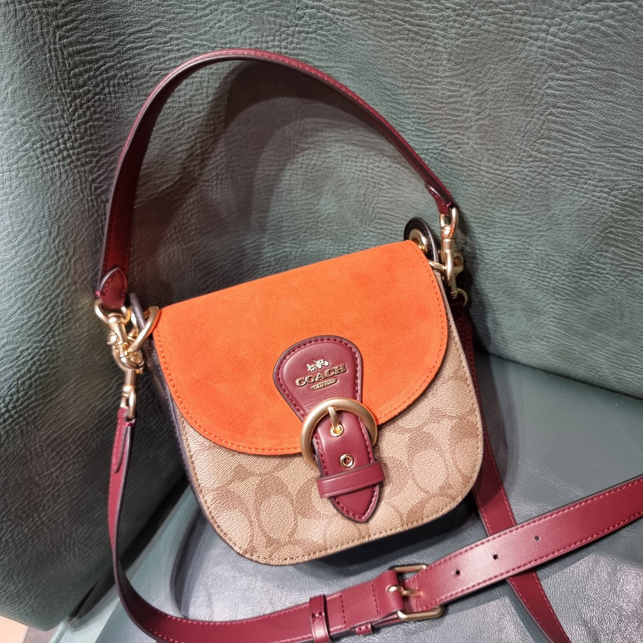 COACH C5691 KLEO SHOULDER BAG 17 IN SIGNATURE CANVAS ใหม่สุด!! สวยหรูไม่มีใครเกิน!! กระเป๋าสะพายสวยครบสูตร แค่เห็นก็ปิ๊ง!!วัสดุหนังแคนวาสสลับหนังแท้ ลงตัวที่หนึ่ง เปิด-ปิดด้วยสายคาดแม่เหล็กในตัว โดดเด่นมากๆ ภายในเป็นช่องโล่ง มีสายสะพายมาให้ถึง 2 แบบ สายคล