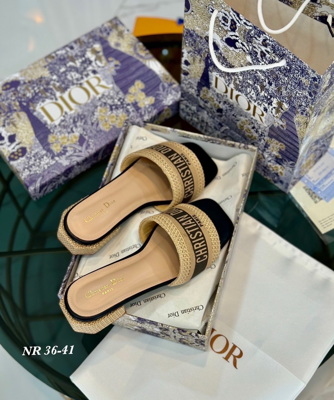 พร้อมส่ง Dior Sandals รองเท้าแตะดิออ รองเท้าส้นเตี้ย เสริมส้น งานคัดเกรดคุณภาพทอละเอียด ปั้มแบรนด์ พื้นยางกันลื่นอย่างดี กระชับเท้า ใส่สบายเดินได้นาน ไม่เจ็บไม่บีบเท้า สวยเกินราคา ภาพถ่ายจากงานจริง สวยตรงปกค่ะ