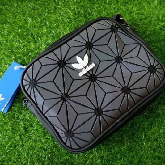 adidas mini airline bag *outlet* กระเป๋าสะพายข้างทรงสปอร์ต ด้านหน้าติดโลโก้แบรนด์ ดีไซน์ลาย 3D ด้านหลังเป็นหนังเรียบ มีช่องซิปสามารถใส่สิ่งของได้ รุ่นนี้เปิดปิดด้วยซิปคู่ ซิปปั๊มแบรนด์ทุกจุด ด้านในเป็นช่องกว้าง มีช่องซิป สายสะพายยาวสามารถปรับระดับได้ สาวก