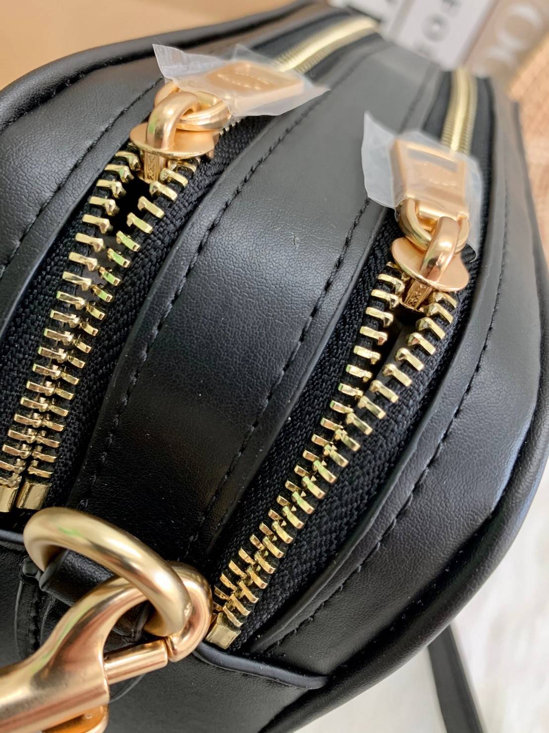 ใครรออยู่จัดเลยค่ะ มากี่รอบไม่พอจริงๆค่ะ😁 COACH JES CROSSBODY IN SIGNATURE BAG กระเป๋าสะพายข้าง//ครอสบอดี้ร์ วัสดุหนังแท้ หนังนิ่มทรงสวย 🔺อะไหล่ป้ายห้อยโลหะแบรนด์นะคะ กระเป๋าแบ่ง2ซิป แต่ละช่องกว้าง สามารถใส่กระเป๋าเงินใบยาวได้; ของจำเป็นได