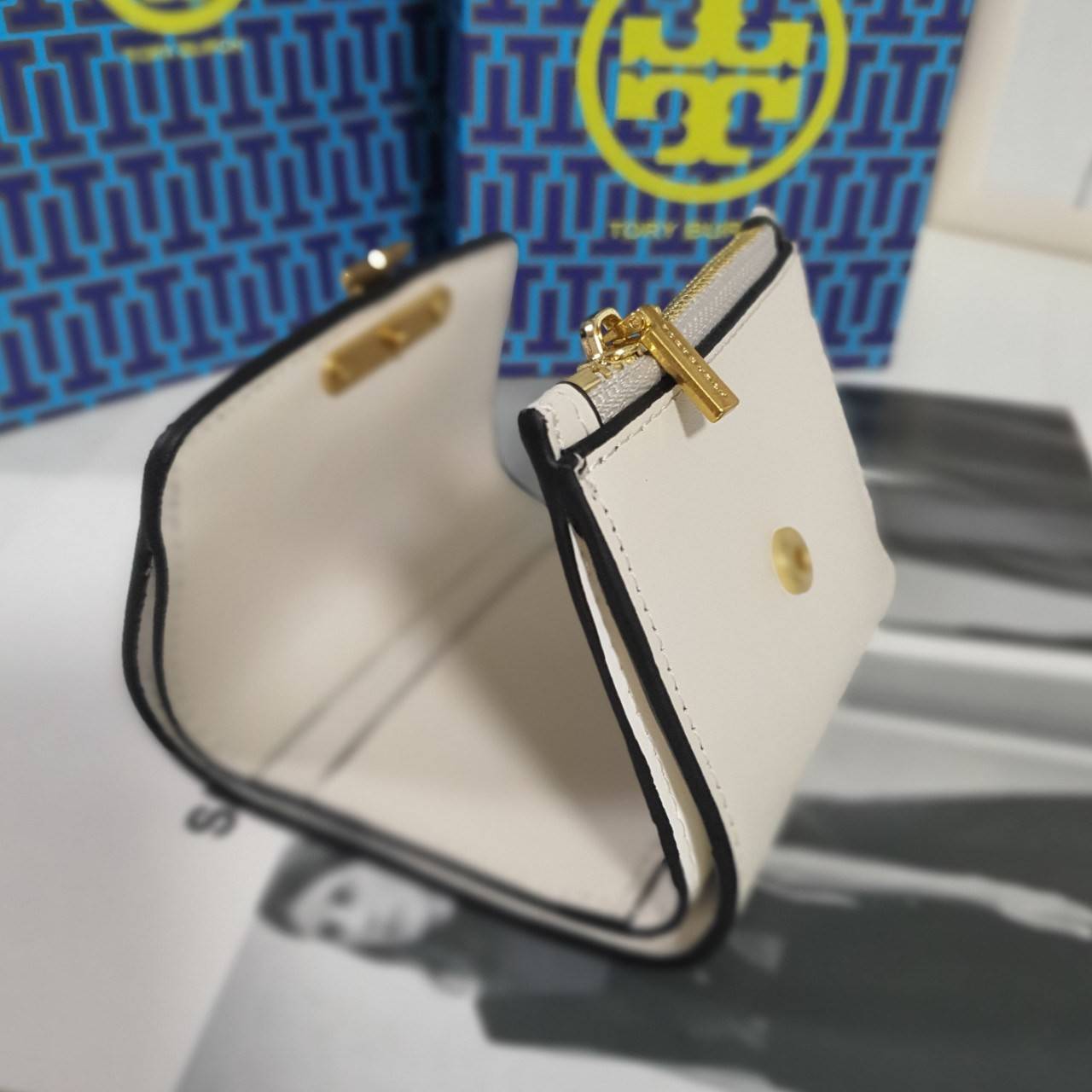 ของแท้ 💯% TORY BURCH SMALL WALLET กระเป๋าสตางค์สุดคลาสสิค ใบจิ๋วขนาดกำลังน่ารัก พกพาง่าย วัสดุหนังแท้ ประดับโบโก้ทอง
