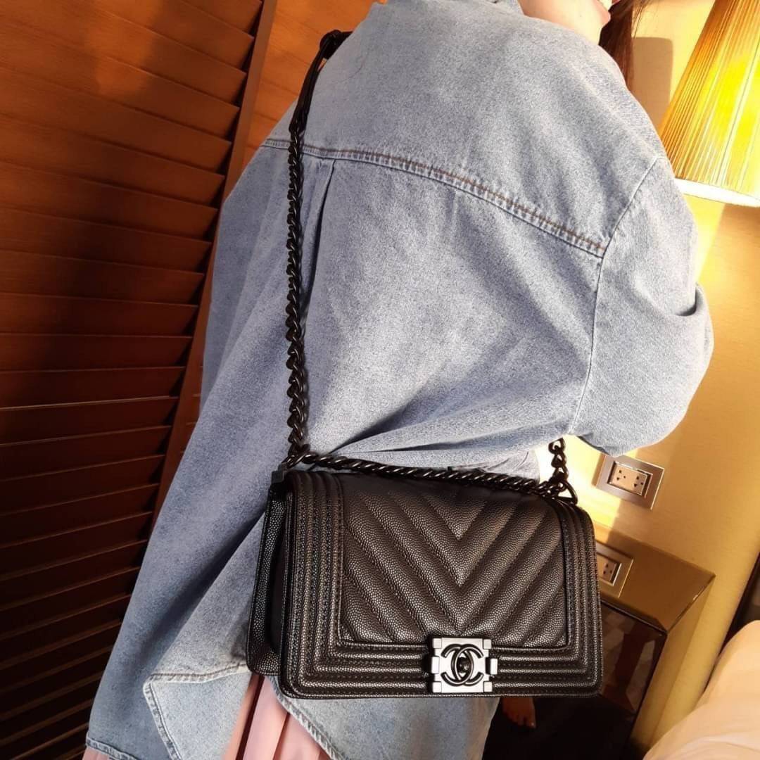 Chanel Boy 10" พร้อมส่งที่ไทย รุ่นสุดฮอต ดีไซน์อะไหล่ดำ เรียบหรูมากๆ!! วัสดุหนังลายคาร์เวีย ทรงคลาสสิคที่สาวๆห้ามพลาด!! ในราคาสุดคุ้ม เปิด-ปิดกระเป๋าด้วยตัวล็อค ภายในโล่งกว้าง ไซส์ใหญ่ใส่ของได้เยอะ มีช่องแยกในกระเป๋า มาพร้อมสายสะพายโซ่สลับหนังรองบ่า 