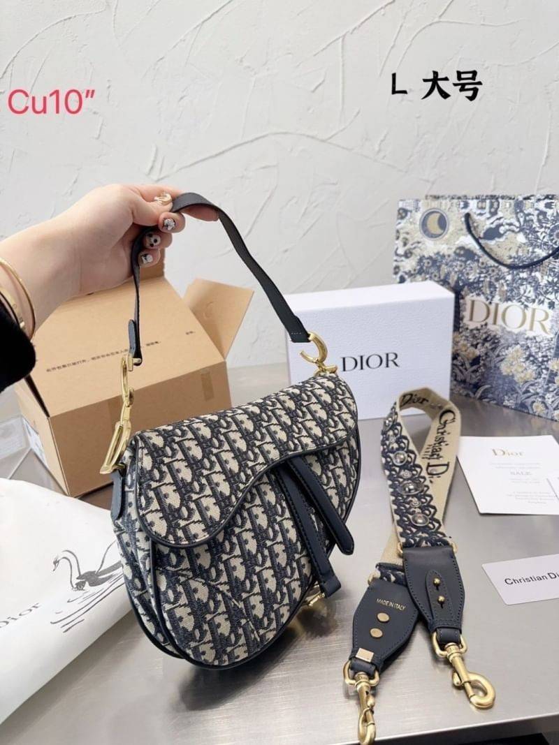 DIOR Saddle Bag with Strap Blue Dior Oblique Jacquard กระเป๋าถือ/สะพาย รุ่นยอดนิยมของแบรนด์ งานผ้าแจ็คการ์ดลาย Oblique ลูกเล่นห้อยด้วยตัวอักษร D สายถือมีกิมมิค CD อะไหล่ทองเงางาม เรียกว่าจะถือก็ปั้วะ จะสะพายก็ปังไม่ไหว เก็บทุกรายละเอียดงานเป๊ะมากค่ะ