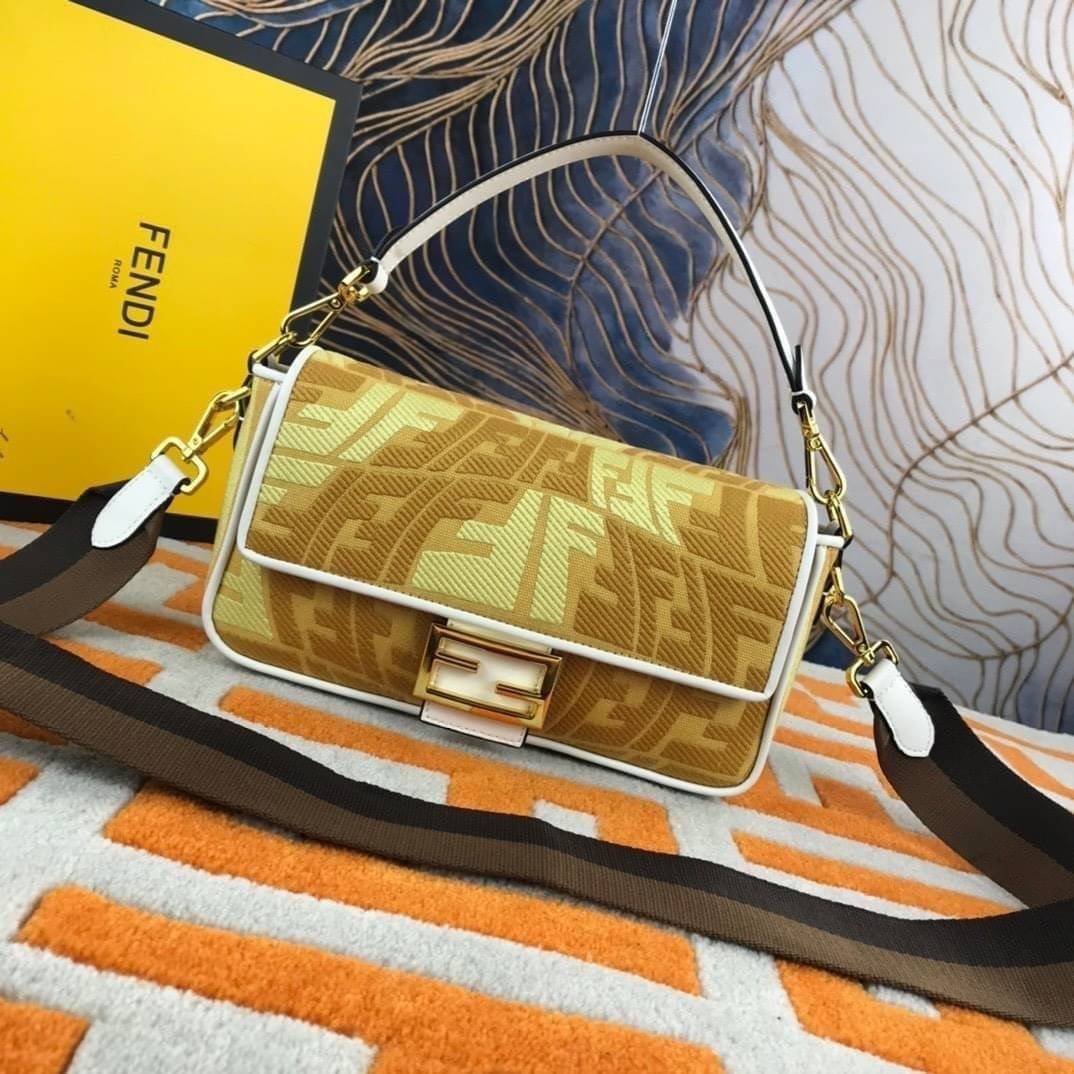 VIP GIFT 】FENDI BAGUETTE SUMMER 2021 CANVAS SHOULDER BAG กระเป๋าสะพายพรีเมี่ยมกิ๊ฟ หายาก สีคัลเลอร์ฟูลสุดใส โดดเด่น ดีไซน์ปั๊มโลโก้รอบใบ วัสดุผ้าแคนวาส ทนทาน มาพร้อมสาย 2 แบบ สำหรับคล้องแขน และสายครอสบอดี้สีทูโทน เปิด-ปิดด้วยกระดุมแม่เหล็ก ภายในเป็นช่องโล