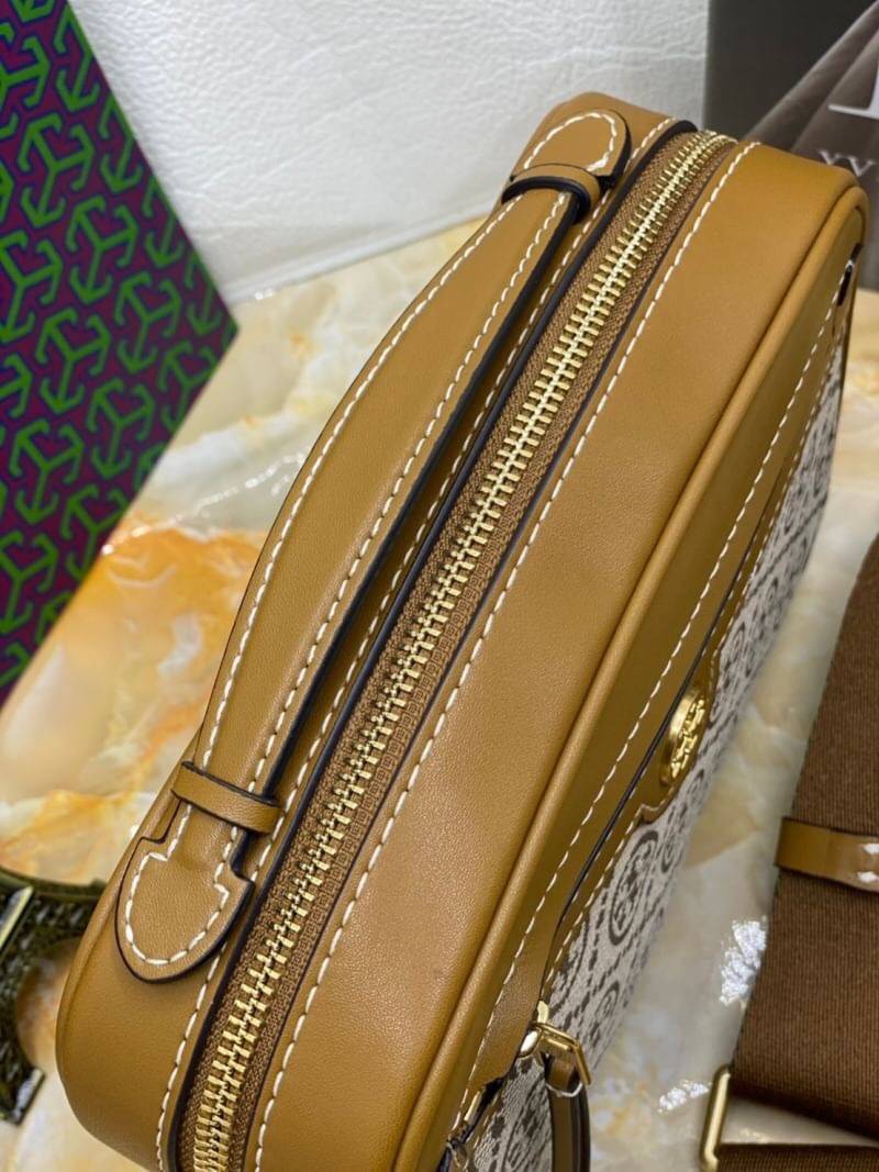 TORY BURCH T MONOGRAM JACQUARD CAMERA BAG ใหม่ล่าสุด ยังไม่เข้าช็อปไทยน้า จัดมาให้สวยเลิศก่อนใคร!! สี hazel ใหม่ หรู ผู้ดีมากๆ กระเป๋าสะพายข้างทรงกล่อง ใช้งานง่าย วัสดุ jacquard woven สลับหนังแท้ มีซิปเปิดปิดด้านหน้า และช่องหลัก ดีไซน์ออกมาให้ดูคลาสสิควิน