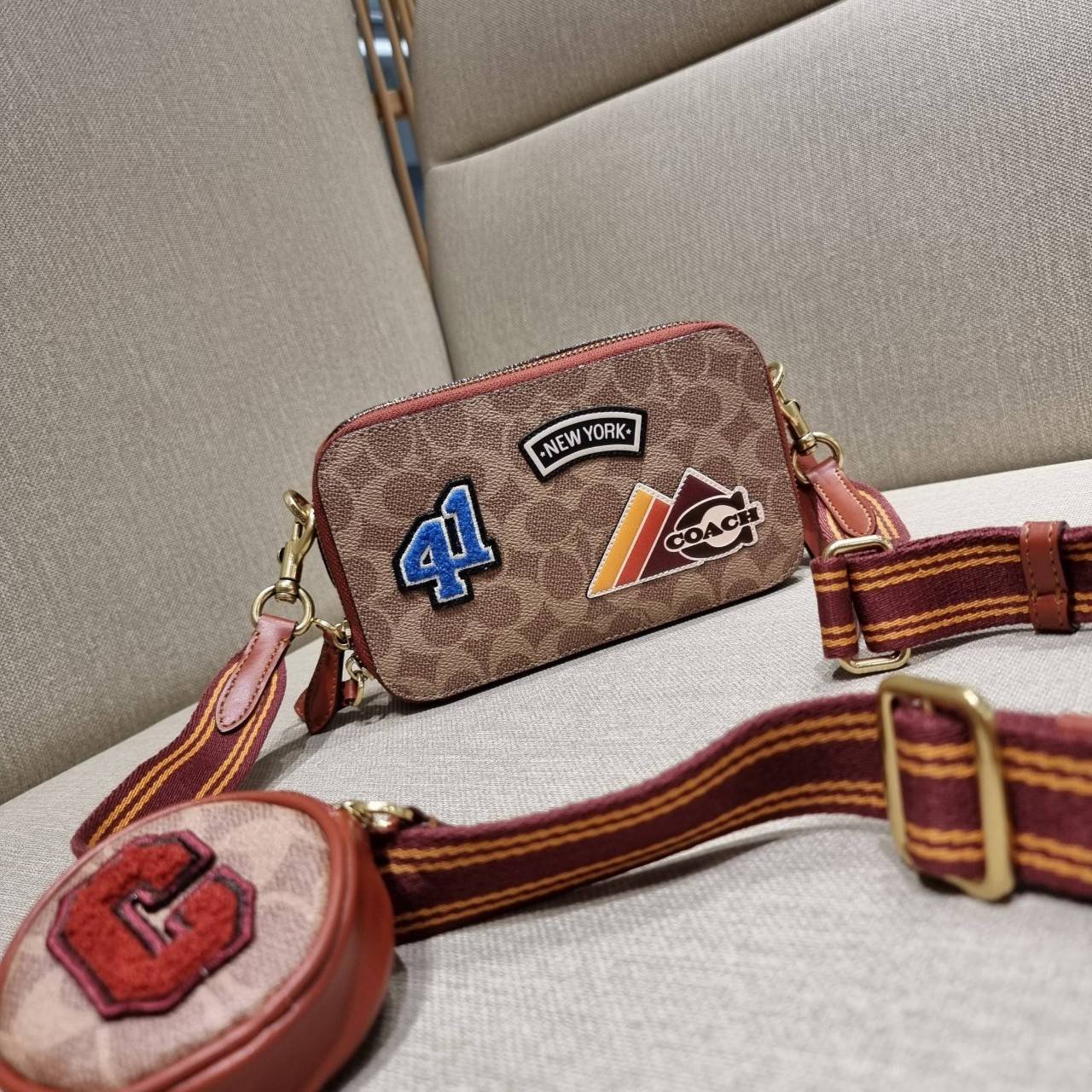 COACH C6744 CHARTER SLIM CROSSBODY IN SIGNATURE CANVAS WITH PATCHES คอลเลคชั่นฮอลิเดย์ สดใสพร้อมปังพร้อมส่ง!! น่ารักมากๆกับดีไซน์สกีเรทโทรวินเทจ วัสดุหนังแคนวาสเคลือบลายสลับหนังแท้ โดดเด่นด้วยแพทช์ลายสวยคม ดีเทลความเลิศมันอยู่ตรงนี้!! ตรงที่มีน้องใบเล็กมา