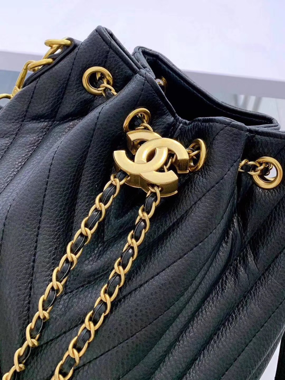 CHANEL Bucket Bag กระเป๋าสะพายทรงบัคเก็ตรุ่นลิมิเต็ด มี 2 แบบให้เลือก หนังเย็บลายตารางและลายริ้ว ตกแต่งโลโก้แบรนด์สวยหรูโดดเด่น ภายในโล่งกว้าง จุของได้เยอะ