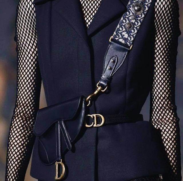 Christian Dior Belt Embossed "CD" 3D Logo VIP Gift With Purchase (GWP) เข็มขัดหนังแท้พรีเมี่ยมกิ๊ฟ Limited จาก Christian Dior Perfume Dutyfree ดีไซน์สุดคลาสสิคสไตล์ Vintage วัสดุ 3D Gold metal สายหนังสีดำปรับระดับได้ เข้าได้กับทุกลุ๊คสไตล์การเเต