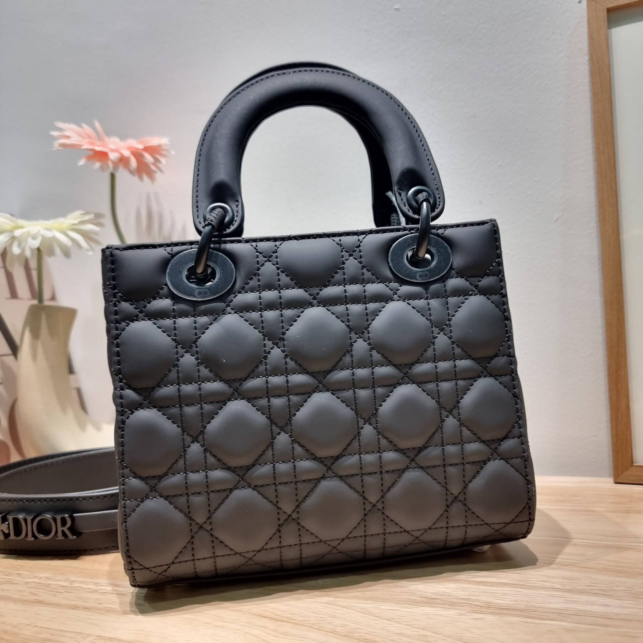 SMALL LADY DIOR MY ABCDIOR BAG Ultramatte Cannage Calfskin / CD LADY ULTRAMATTE BAG พร้อมส่ง กระเป๋าสะพายข้าง ดีไซน์เรียบง่าย แต่แฝงไปด้วยความหรูหรา ทรงกล่องคลาสสิค โดดเด่นด้วยพวงกุญแจอะไหล่สีเดียวกับตัวกระเป๋า ผิวแมทท์ ลายเส้นซ้อนทับสวยงาม