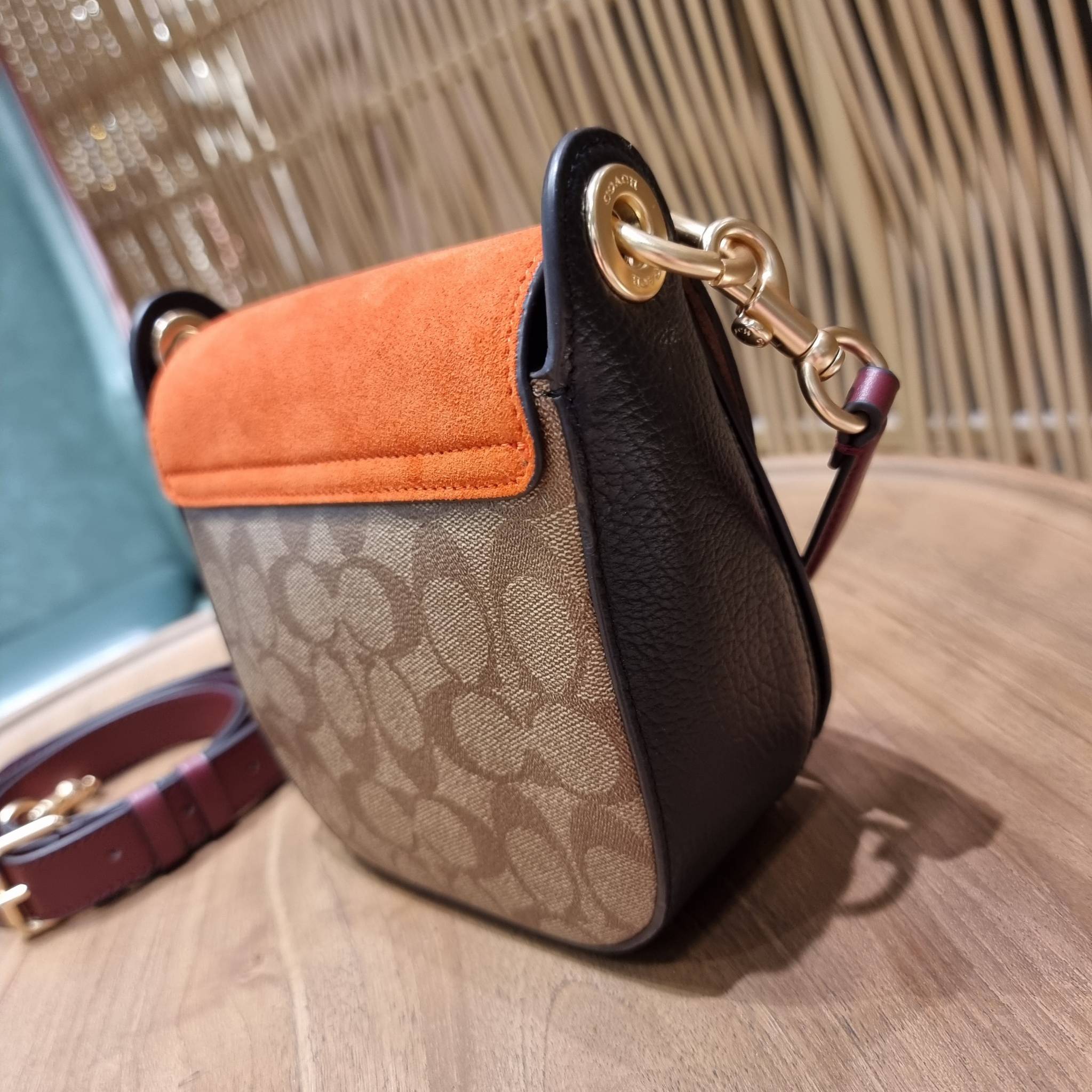 COACH C5691 KLEO SHOULDER BAG 17 IN SIGNATURE CANVAS ใหม่สุด!! สวยหรูไม่มีใครเกิน!! กระเป๋าสะพายสวยครบสูตร แค่เห็นก็ปิ๊ง!!วัสดุหนังแคนวาสสลับหนังแท้ ลงตัวที่หนึ่ง เปิด-ปิดด้วยสายคาดแม่เหล็กในตัว โดดเด่นมากๆ ภายในเป็นช่องโล่ง มีสายสะพายมาให้ถึง 2 แบบ สายคล