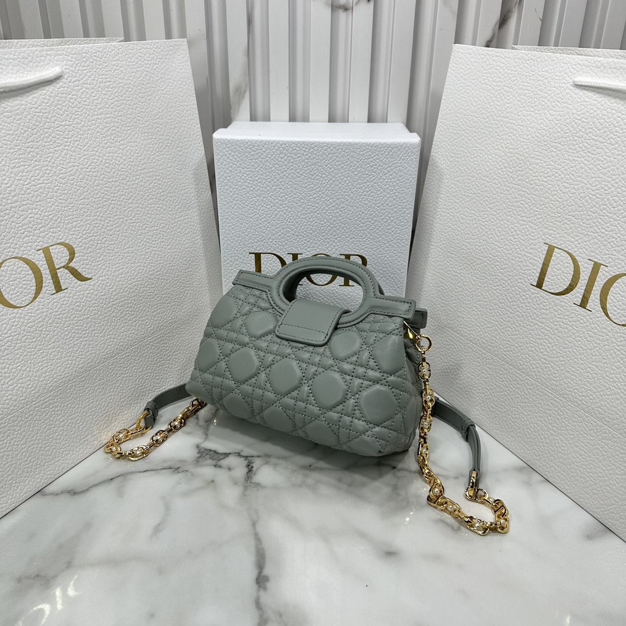 ORI หนังแท้ | Dior Jolie Top Handle Mini Bag กระเป๋าสะพายโจลี่ไซส์มินิหูจับในตัว ดีไซน์หรูหรา โดดเด่นด้วยฝาพับโลหะสีทอง ประดับมุกเรซินสีขาว มาพร้อมสายโซ่มีหนังรองบ่า สะพายไหล่หรือสะพายข้างได้ ทั้งกลางวันและกลางคืน