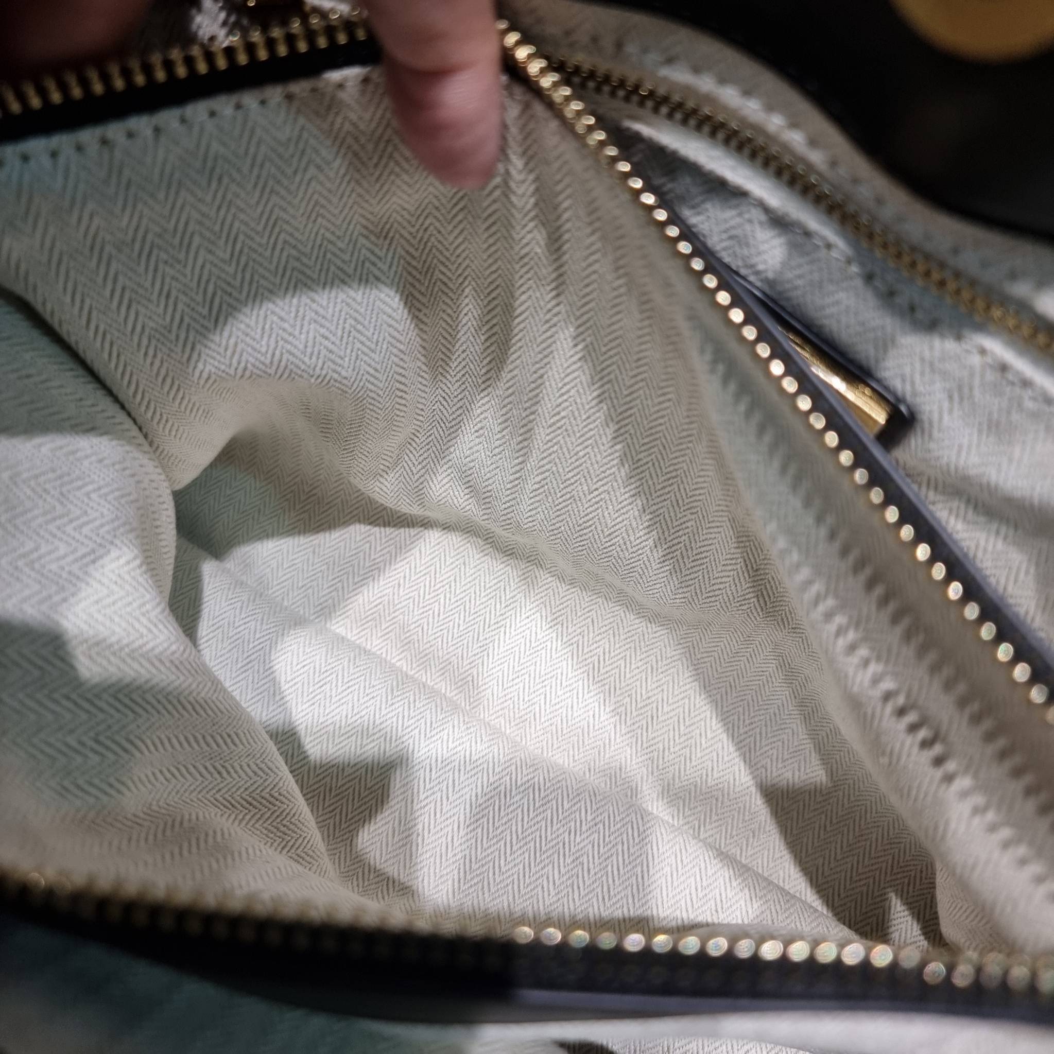 TORY BURCH KIRA CHEVRON TOTE กระเป๋าสะพายรุ่นที่ใครๆก็ต้องมี กับทรงโท้ทไซส์ใหญ่ ใช้ยังไงก็ดูหรู ดีไซน์เฉพาะตัว วัสดุหนังสัมผัสนิ่ม