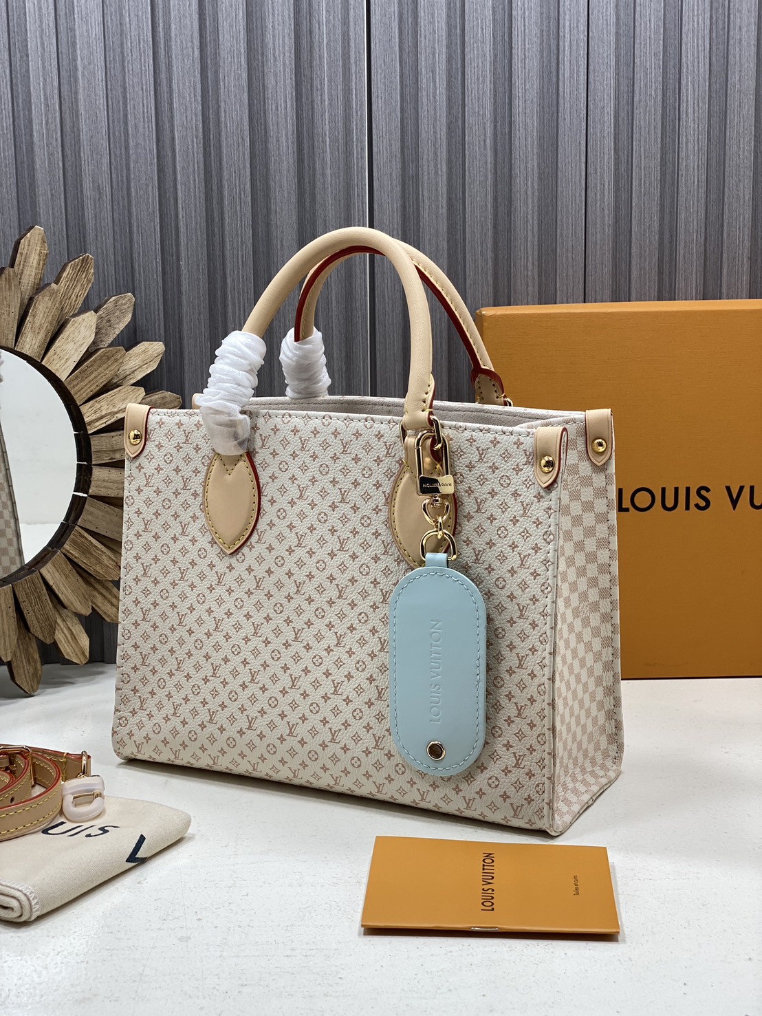 TOP ORI หนังแท้ | LV OnTheGo PM bag Azure Blue/Sand Beige กระเป๋าสะพายทรงโท้ท ในคอลเลกชัน LV Romance หนังแท้หรูหราประดับชาร์มแท็กกระเป๋าเดินทางมีชีวิตชีวา