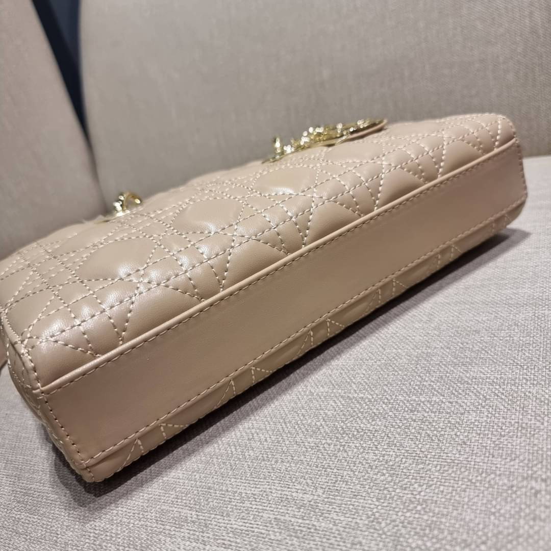 Medium Lady D-Joy Bag Cannage Lambskin / CD LADY D-JOY BAG ดีไซน์ใหม่ อัพเลเวลความหรู กับกระเป๋าสะพายข้างที่รอบนี้ดีไซน์รูปทรงโฉมใหม่ ใช้งานง่ายขึ้น