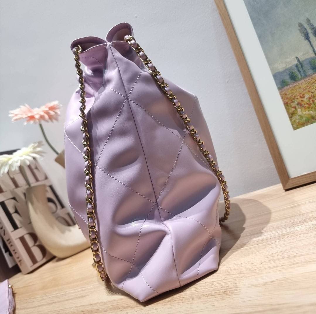 Chanel 22 bag เกินต้านที่สุดกับไอเท็มนี้ ที่สาวๆหรือใครๆก็ต้องมีแล้ว!! แค่เห็นก็หลงรัก กระเป๋าทรงสวย ดีเทลเรียบแต่มีความหรูแอบซ่อนอยู่ ด้วยดีไซน์สายสะพายโซ่สีทอง และโลโก้อันโดดเด่น