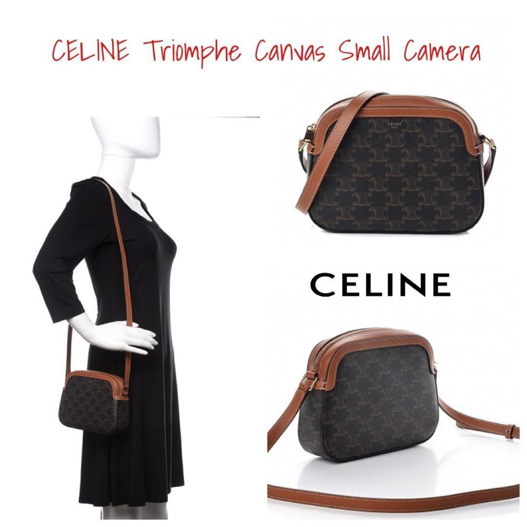 CELINE Triomphe Canvas Small Camera กระเป๋าสะพายไหล่สุดเก๋ใบนี้ผลิตจากผ้าใบเคลือบอย่างดีพร้อมขอบหนังสีน้ำตาล มาพร้อมสายสะพายหนังปรับระดับได้พร้อมฮาร์ดแวร์สีทองและซิปด้านบน ภายในบุด้วยผ้าสีน้ำตาล ลวดลาย triomphe อันเป็นเอกลักษณ์ของแบรนด์ และเป็นกระเป๋าสะพา